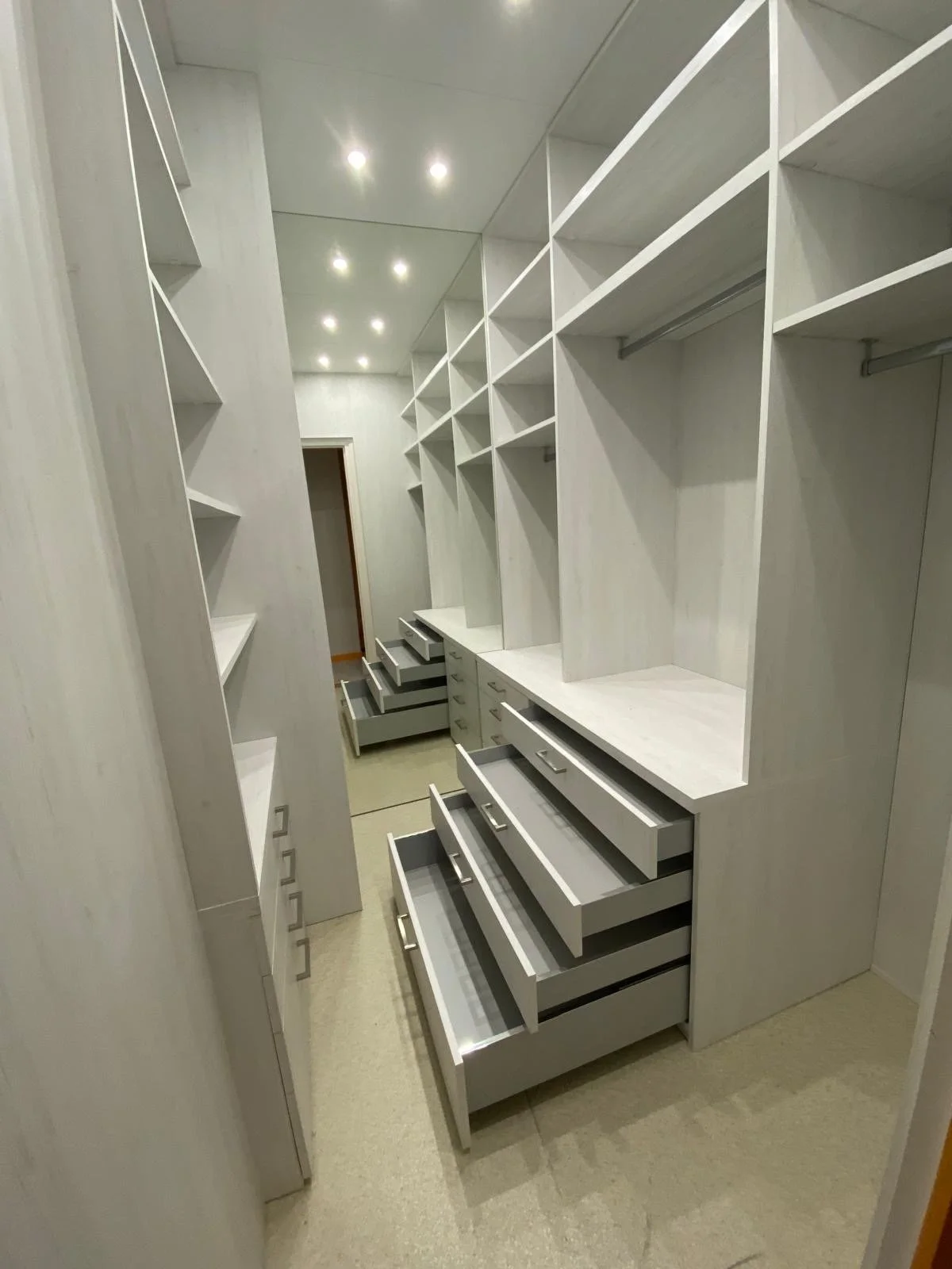 couloir dressing tiroirs coulissants sur-mesure mobilier design blois.JPG