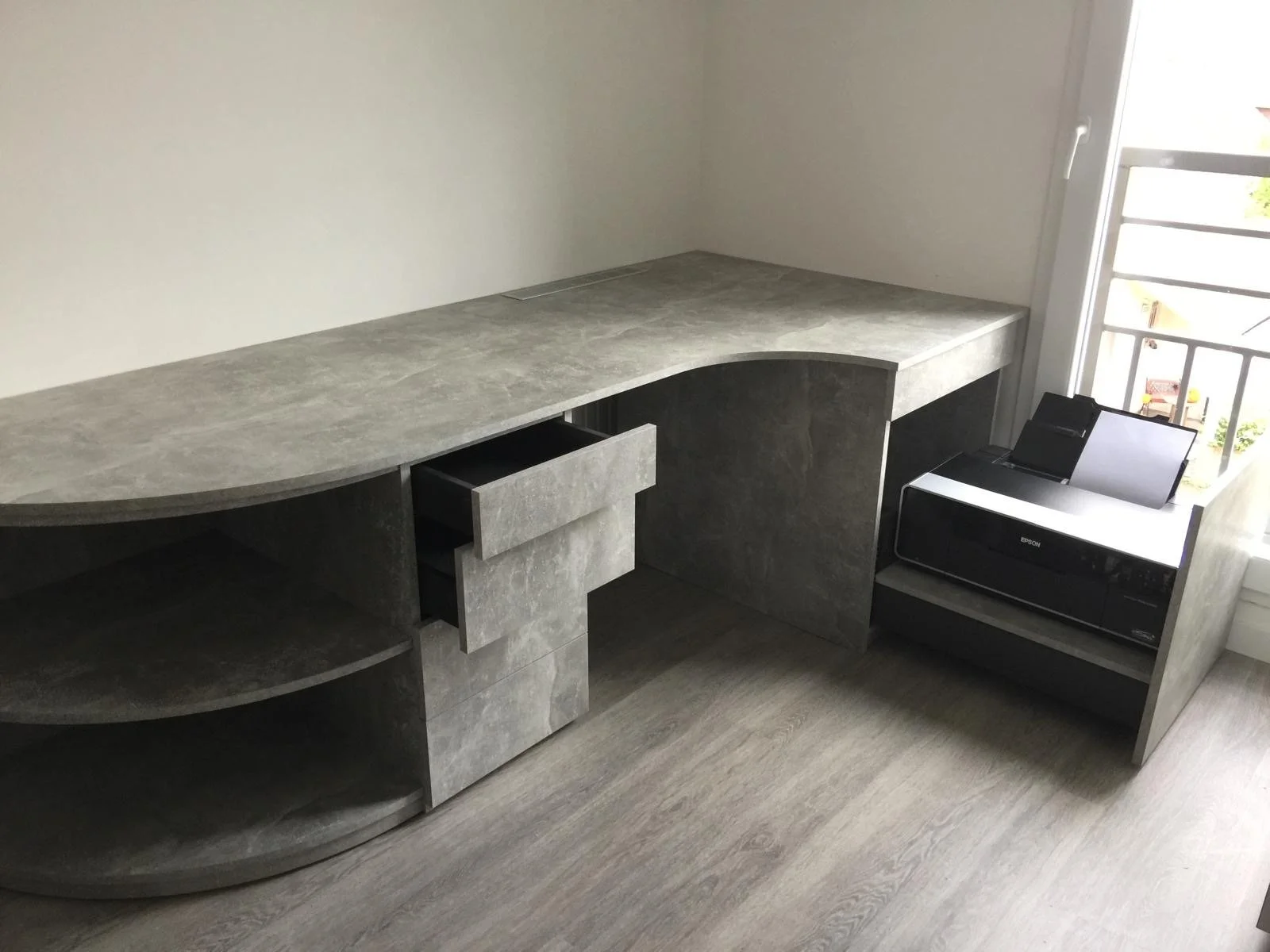 bureau avec tiroirs integres.JPG