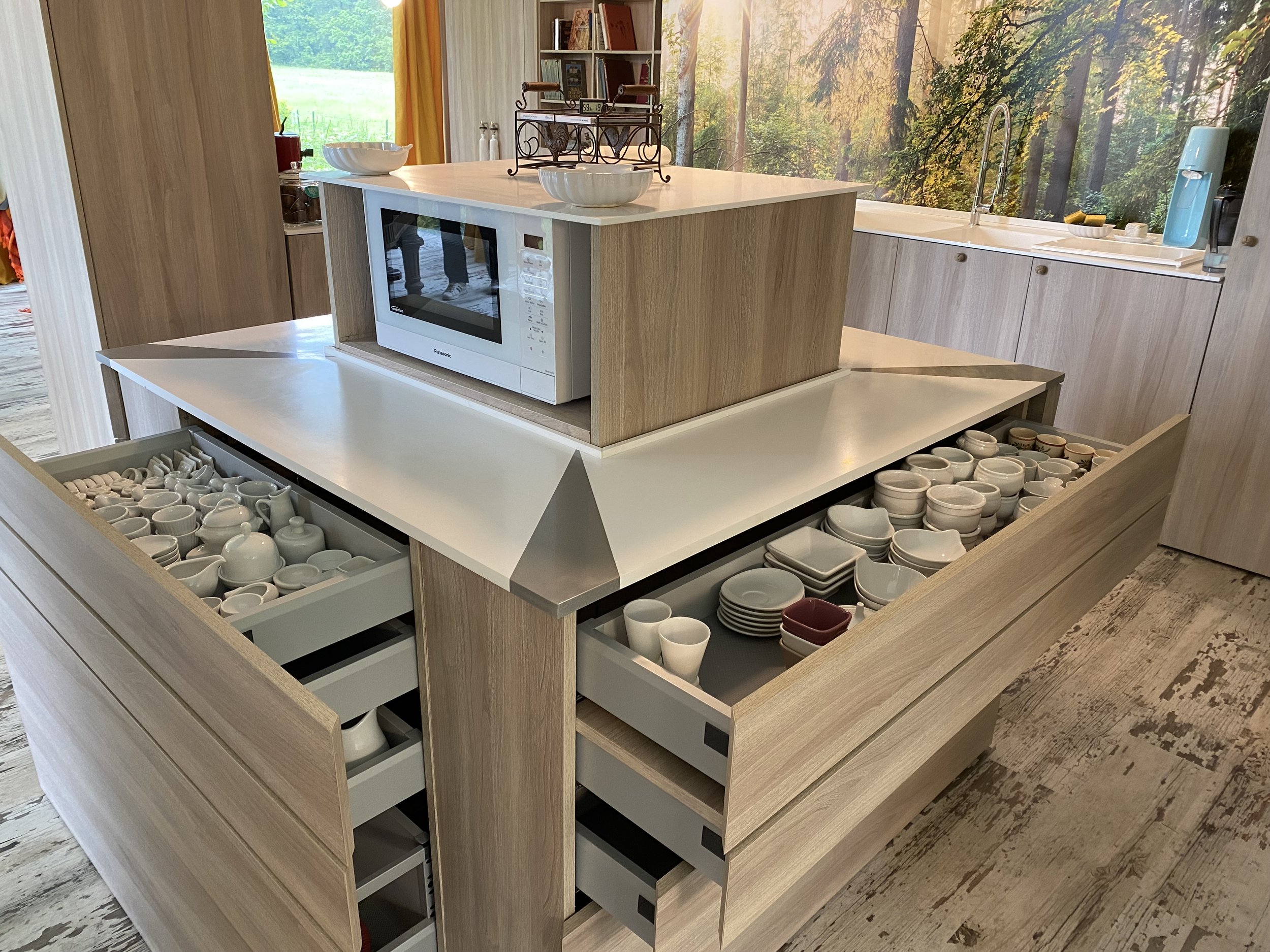 Cuisine sur mesure avec îlot central et rangements intégrés.