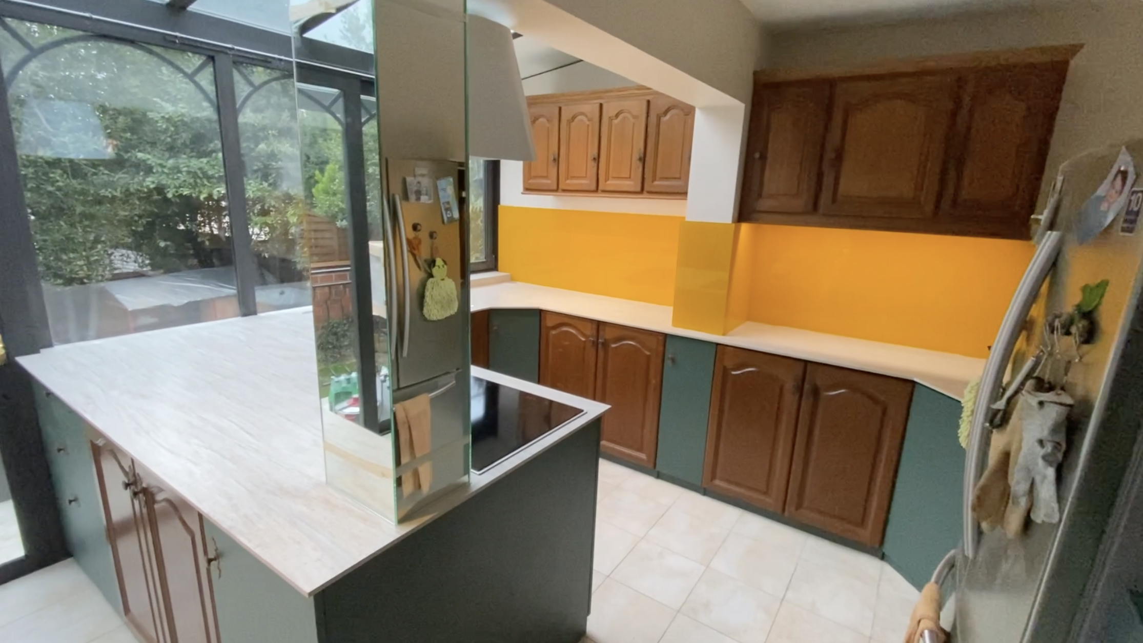 Cuisine avec nombreux rangements sur mesure.