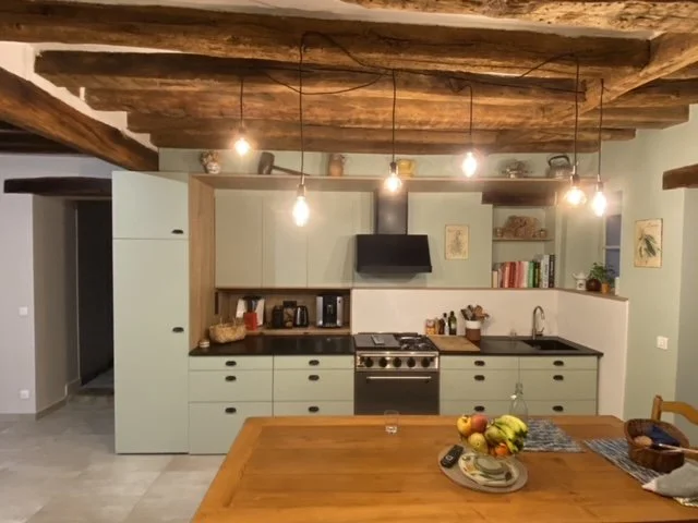 Cuisine sur mesure en bois au design contemporain.