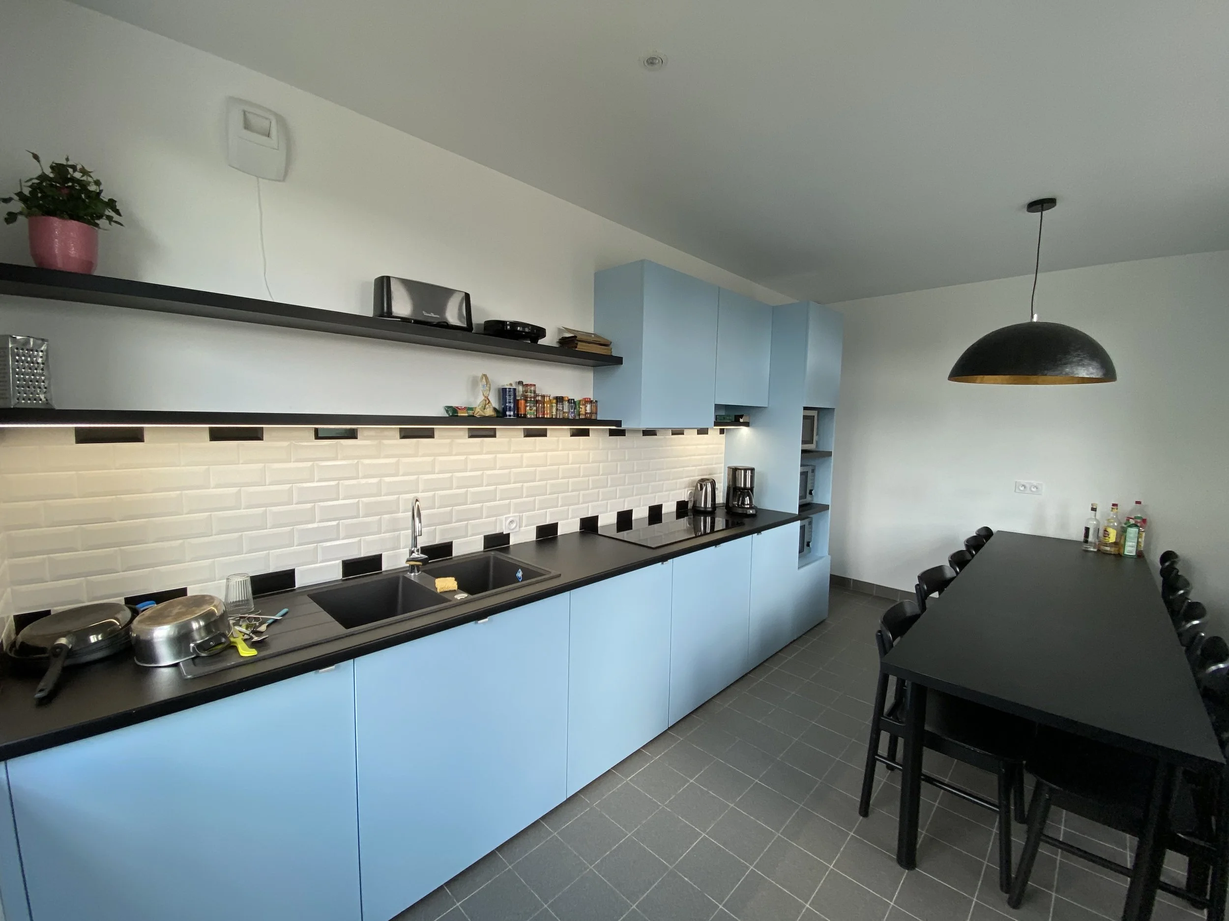 Cuisine noire sur mesure avec lignes épurées.