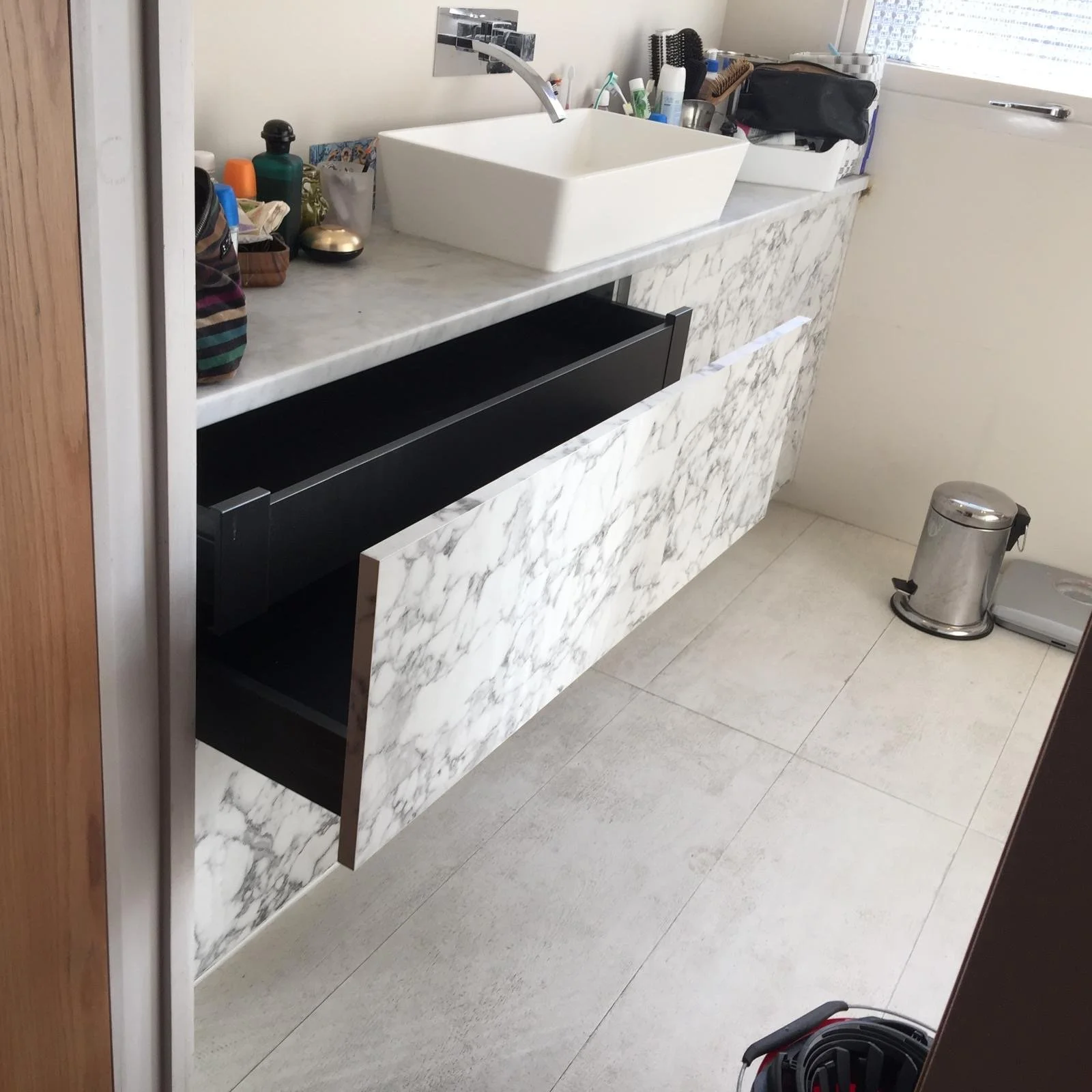 meuble salle de bain ouvert tiroirs personnalisé régis delaizir blois.JPG