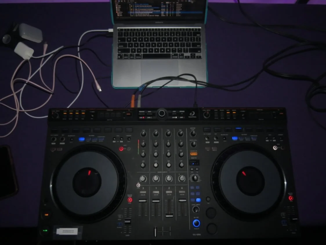 4/19 - Ophelia&rsquo;s Gig!!

Although it was mostly pretty quiet, I had the best support groups there to say hello to me :) if you came, THANK YOU! Even though the night was slow, I&rsquo;m extremely grateful for my friends that came and for Ophelia