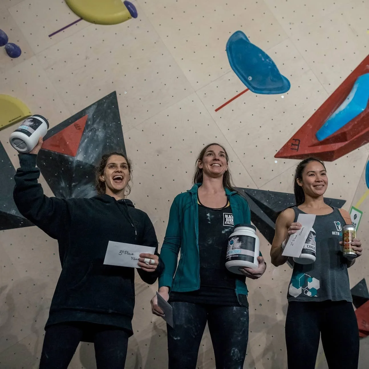 Trois grimpeuses sur le podium d'une compétition d'escalade / Three climbers on a climbing competition podium, best chalk from Canada