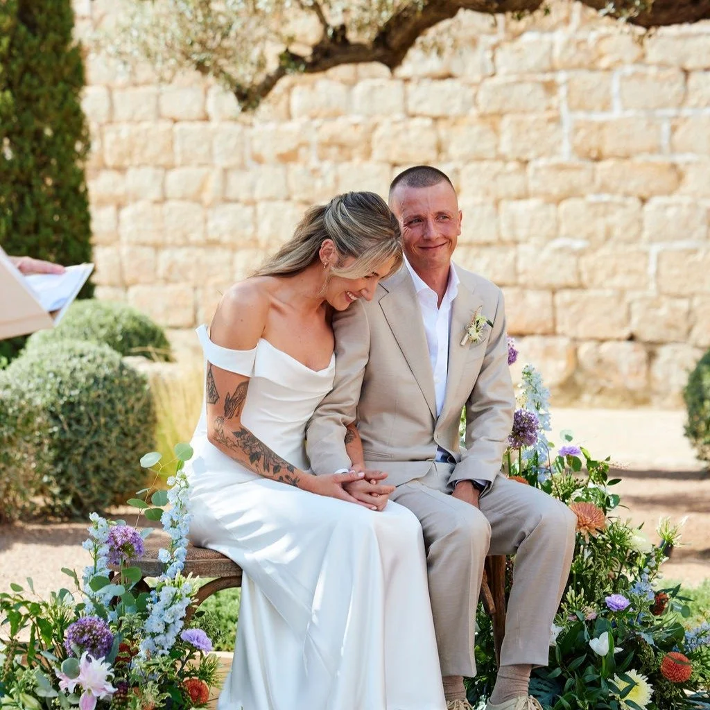 A little ceremony tip from this weekend&rsquo;s heat&hellip; ☀️

You absolutely do not have to stand for your entire ceremony.
In fact, sitting for all or part of it can help you feel more relaxed, grounded and present in the moment, especially in hi