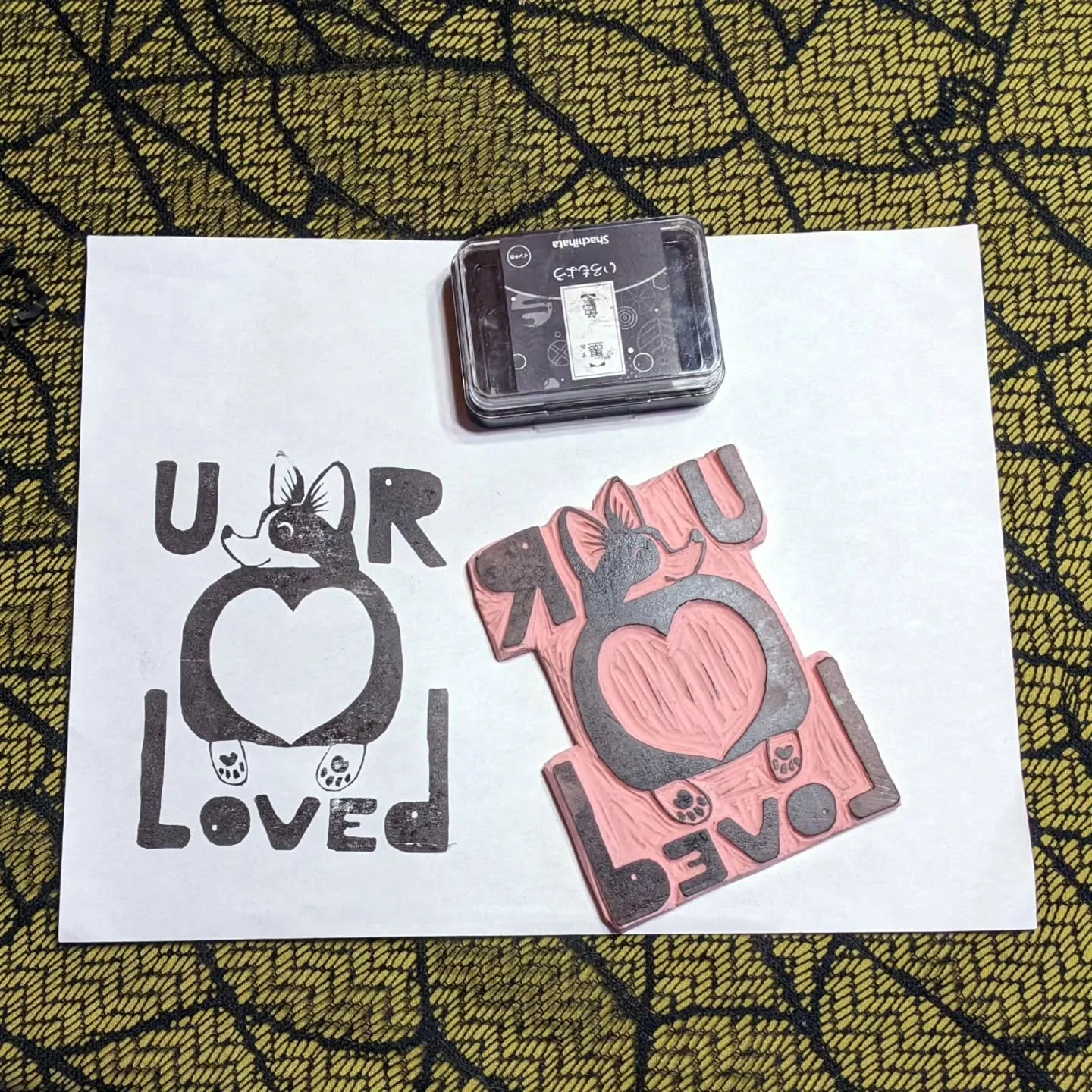 I did a whole month of carvetober (inktober) and this is the last one. Award + corgi. Yay!