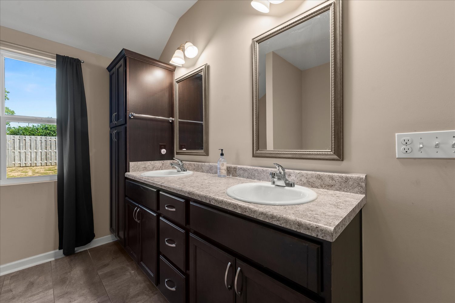22-3049 Easton Dr 22.jpg