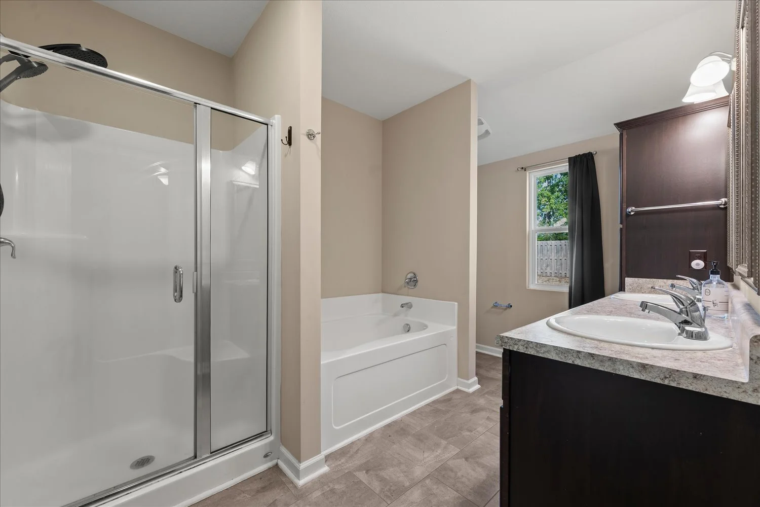 21-3049 Easton Dr 21R.jpg