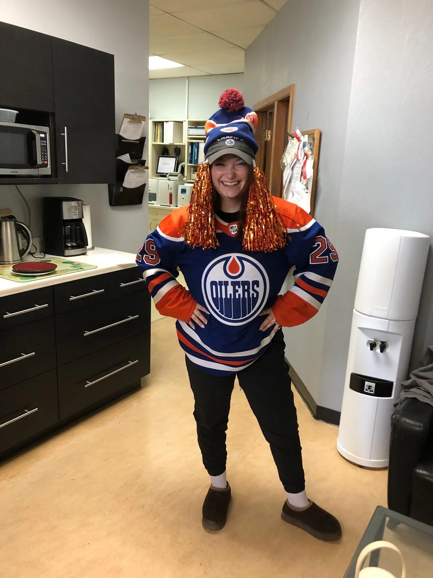 Always rooting for the underDOG 🏒 Let&rsquo;s go @edmontonoilers we BELIEVE IN YOU! Superfans, Aimee and Dr. Kolla are supercharging the playoff vibes 🧡💙 #yeg #oilersnation #edmonton