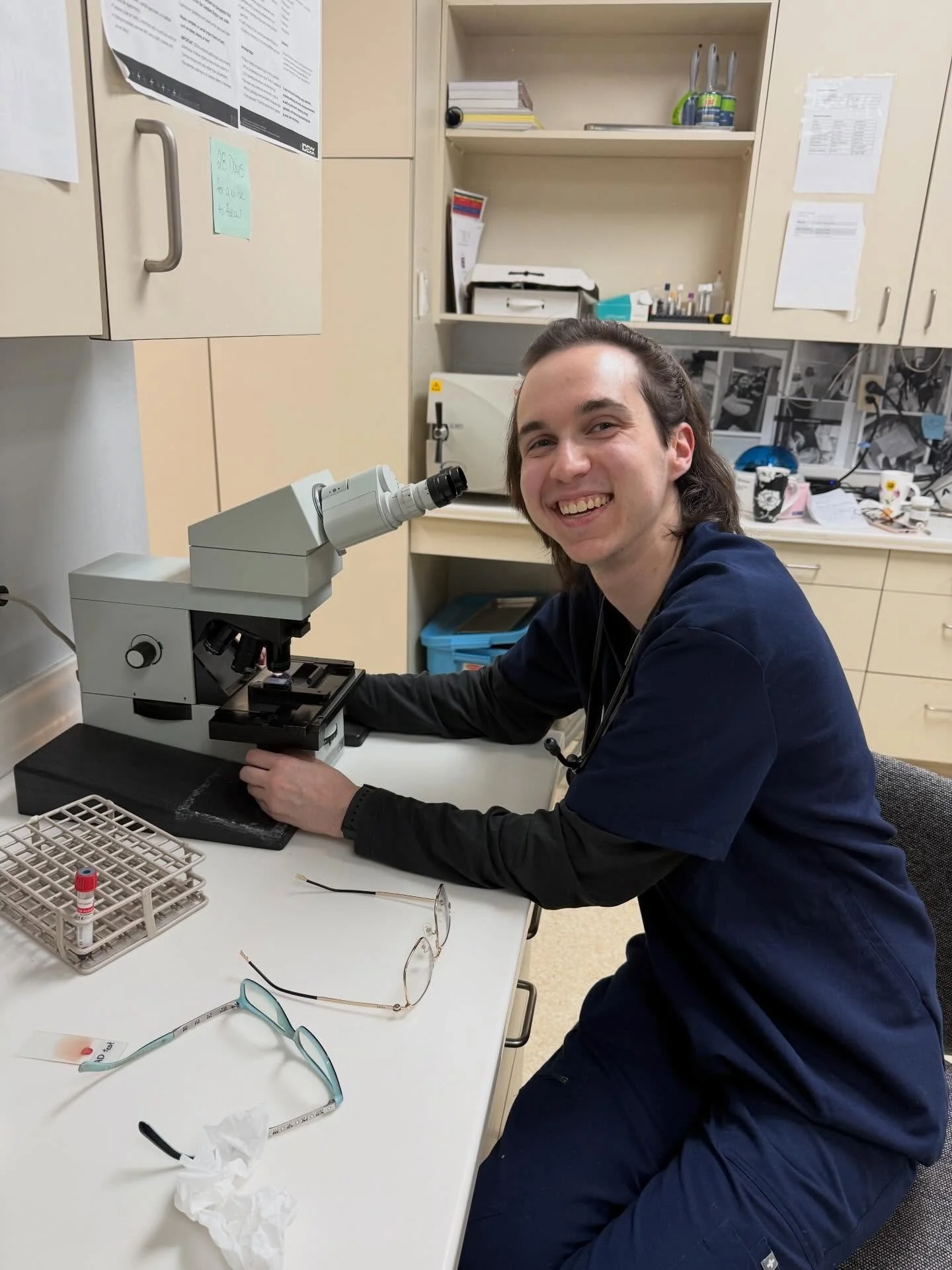 Say a big hello to Anthony&hellip; On day 2 of a 6 week RVT practicum at Westbrook! Anthony has
2 dogs, 2 ball pythons, and a blue tongued skink named Scout. 👋 if you see Anthony in the clinic or drop a hello below!
🦎🐍🐶
#yeg #yegpets #vettechstud