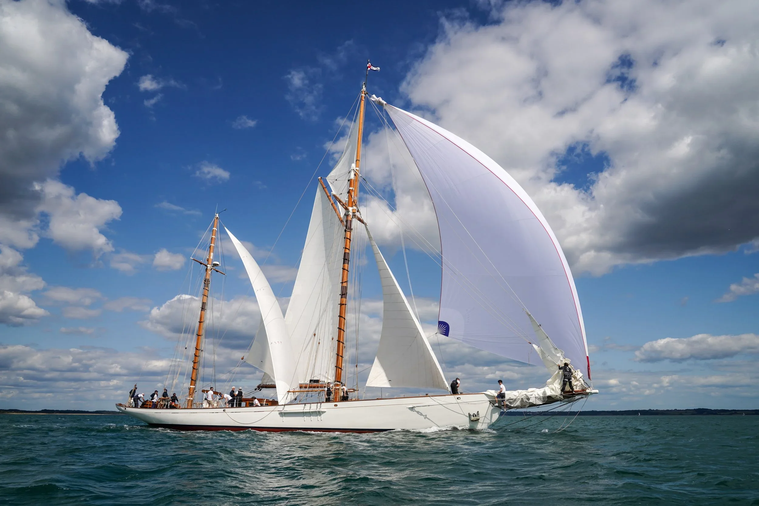 BRITISH CLASSIC WEEK 2025 KICKS OFF WITH CHAMPAGNE SAILING