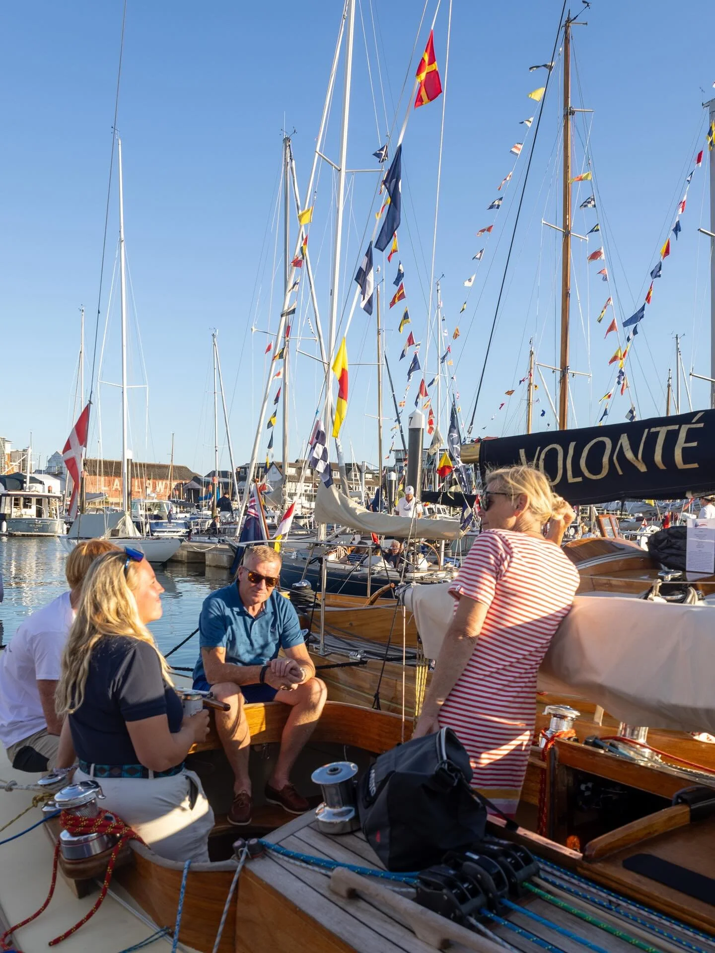 Gorgeous photos capturing the essence of dockside life at British Classic Week&hellip; 😍

Whilst the epic racing draws in a fleet of beautiful yachts to the regatta every summer, it&rsquo;s the camaraderie ashore and the love of classic boats that m