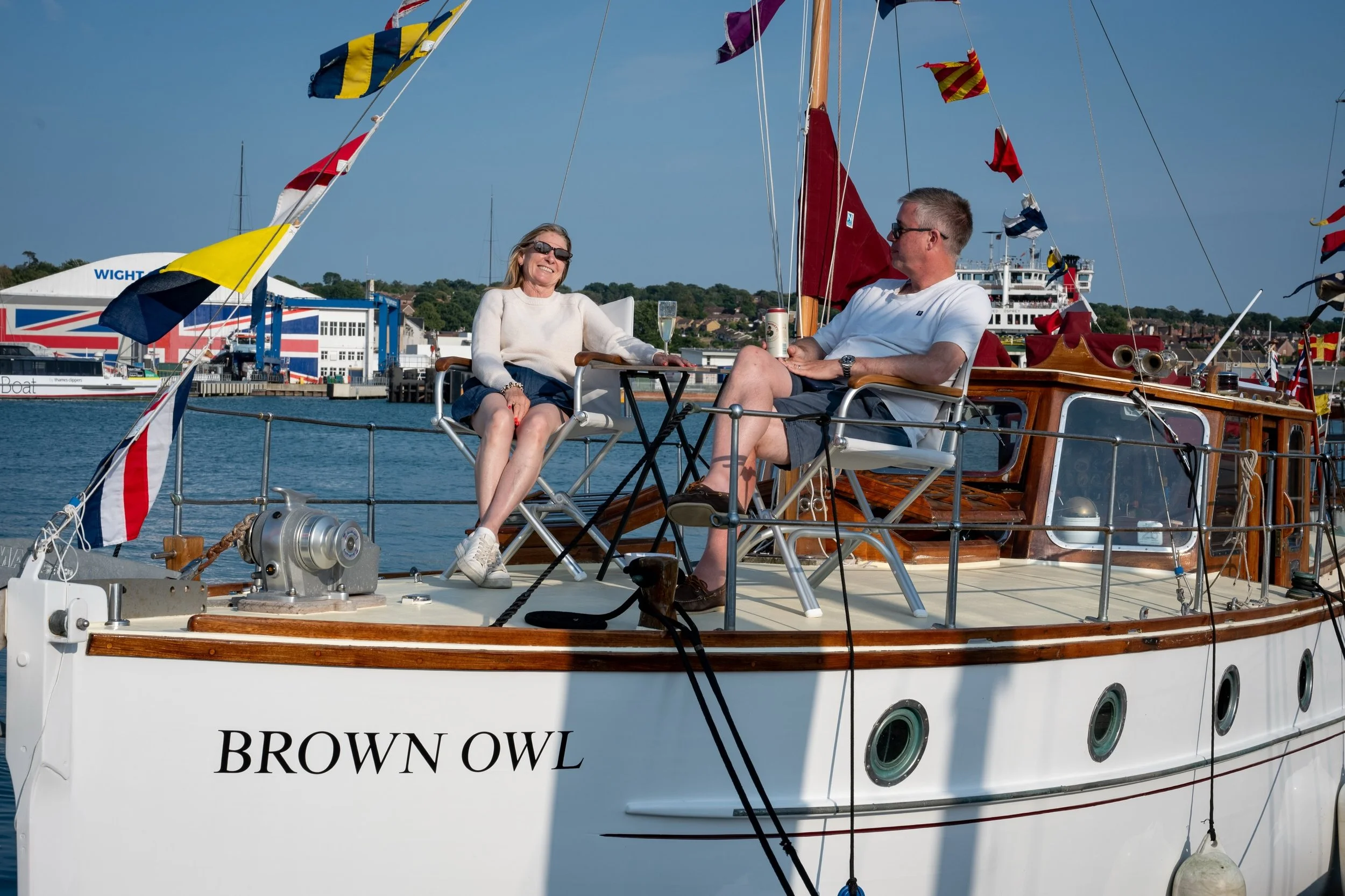 Classic yachts, classic cars, classic motorbikes, classic motor yachts ❤️ A real passion and love of beauty on display at this evenings pontoon party.

#britishclassicweek #sailing #regatta #classicyacht