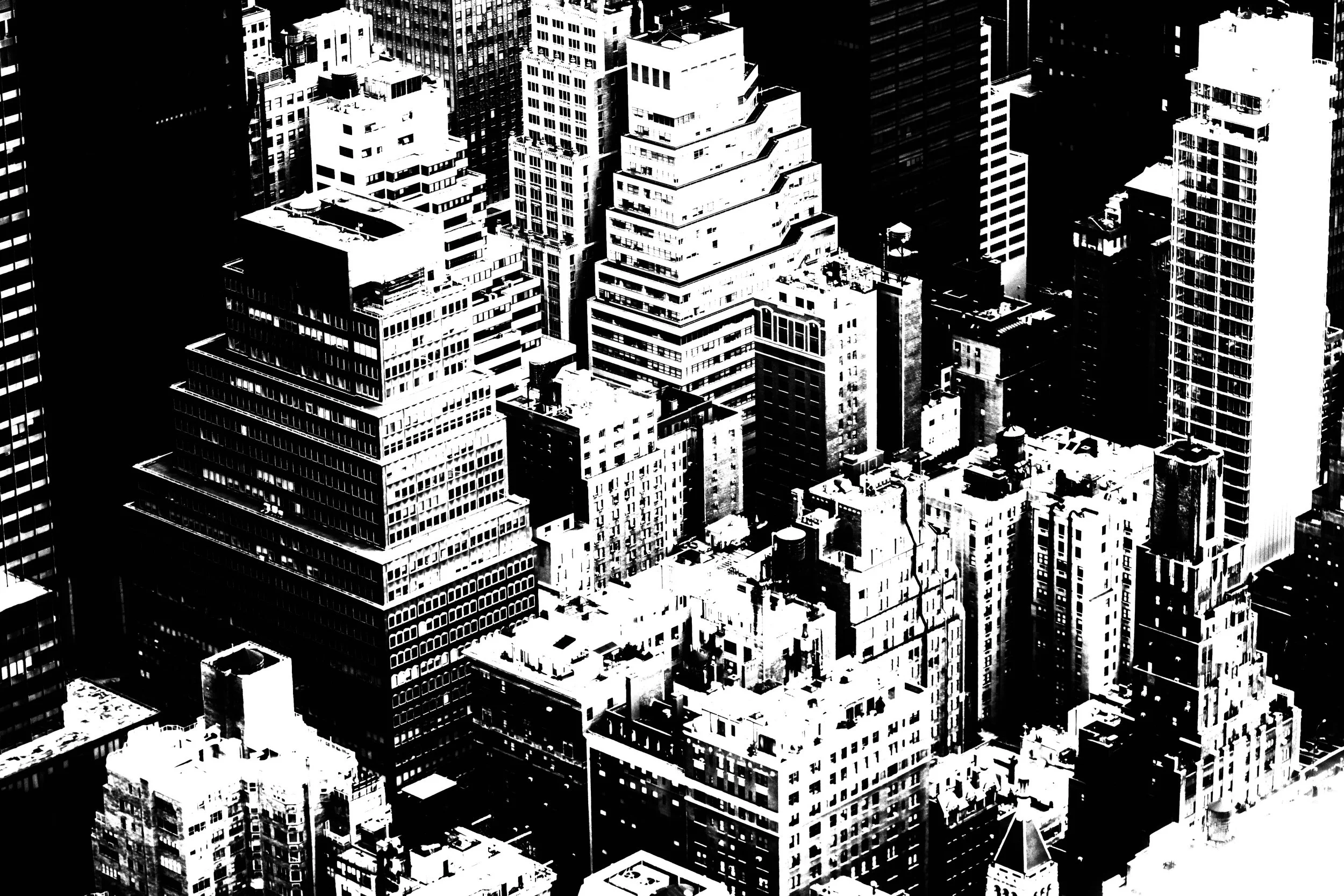 Vues de gratte-ciel d'une ville en noir et blanc avec des détails architecturaux variés.