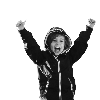 Une enfant joyeuse tenant une barre horizontale au-dessus de sa tête, portant une veste à capuche.