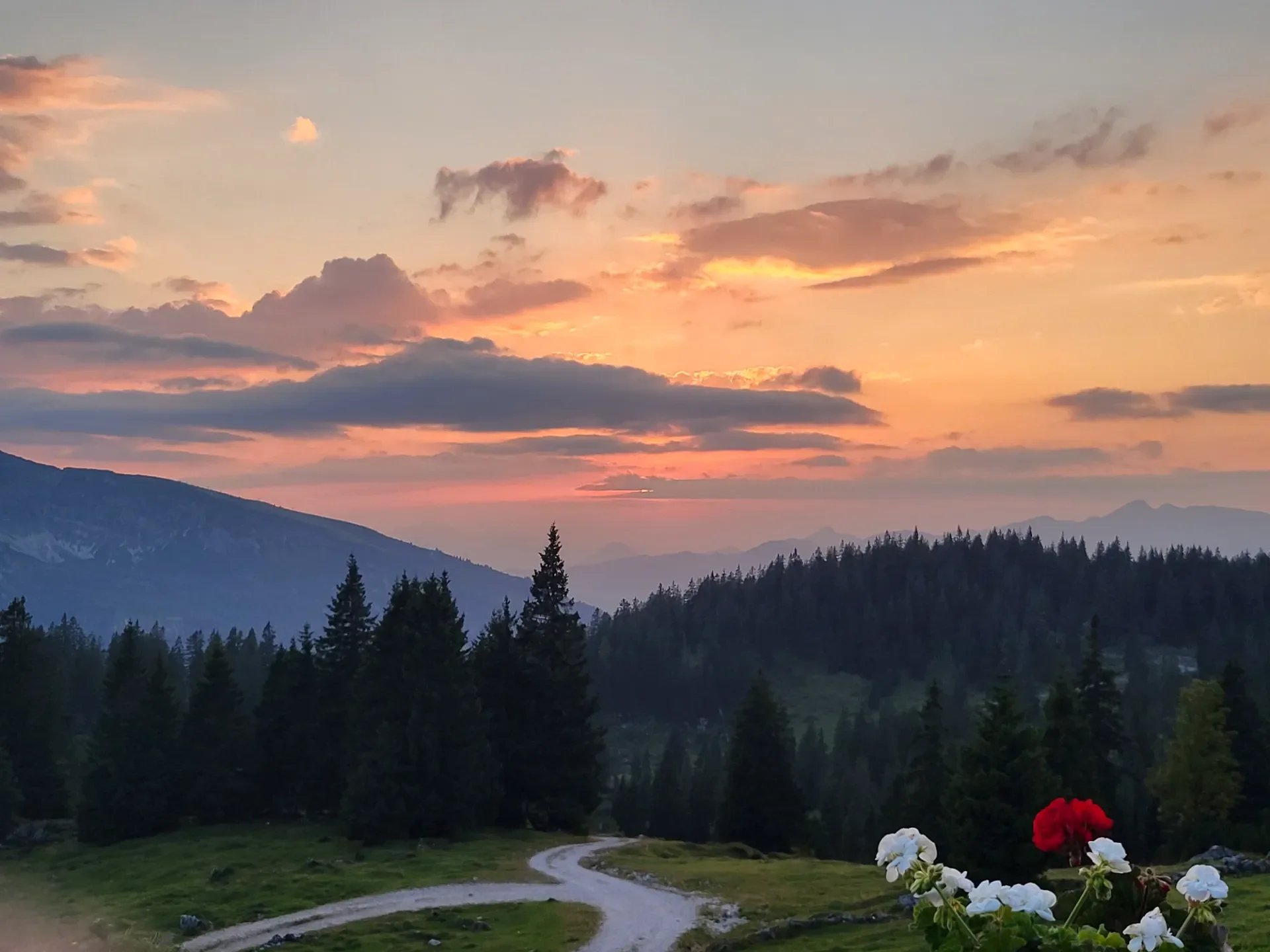 Die Sonne geht hinter einem Berg-Panorama unter.