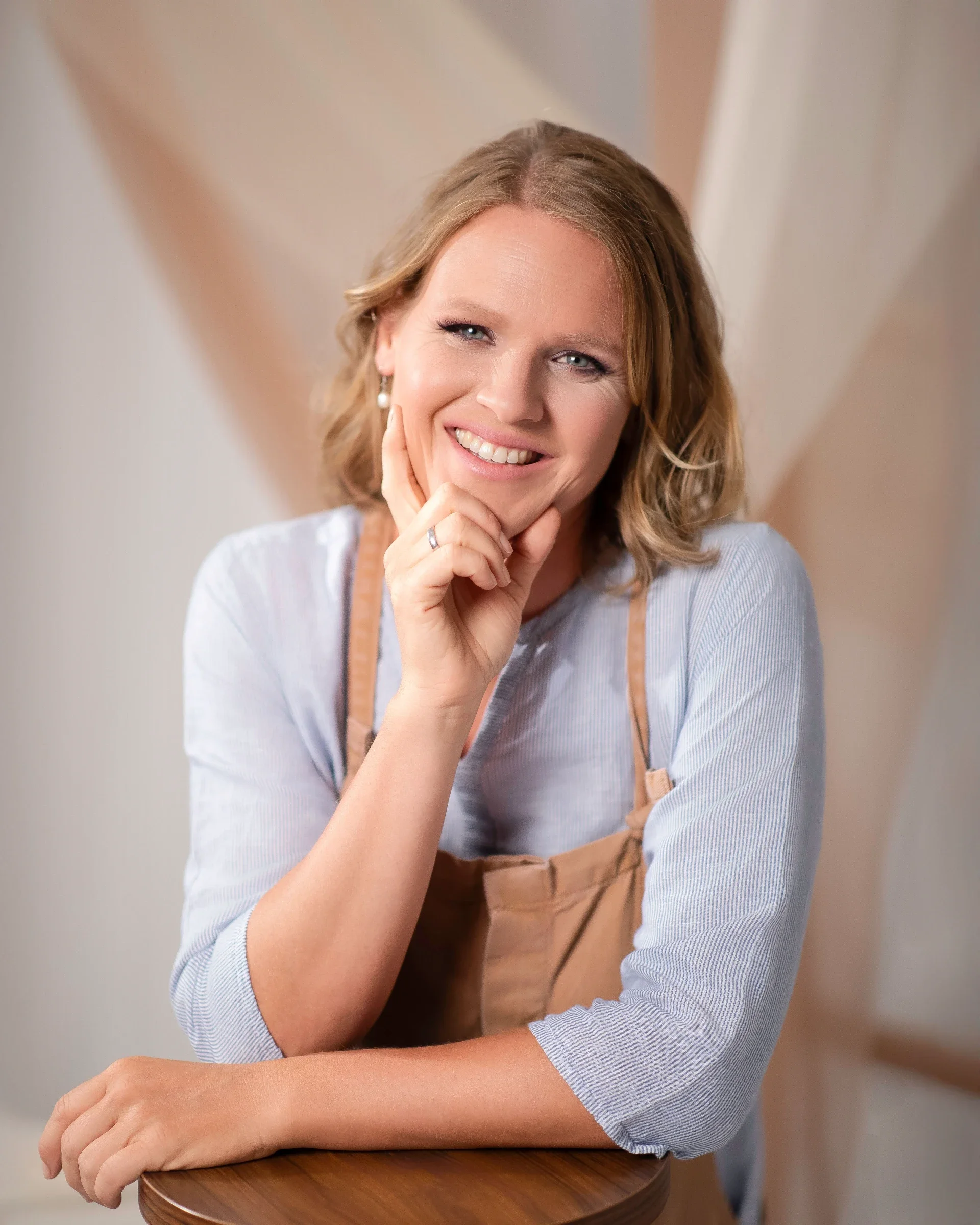 Hannah Günther, Nervensystem-Coachin, lächelt freundlich in die Kamera.