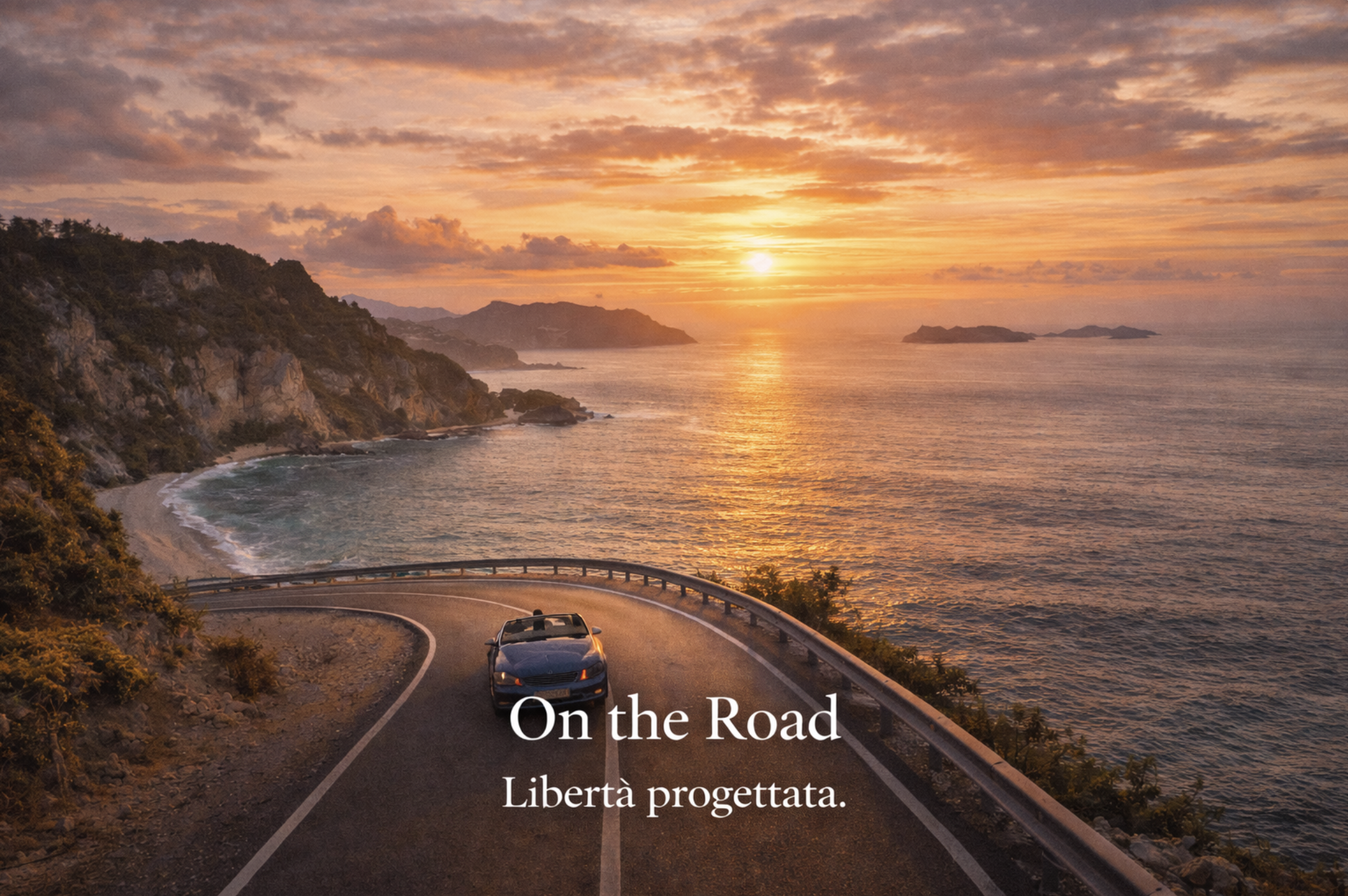 Un'auto decappottabile scorrazza su una strada tortuosa vicino al mare al tramonto, con il cielo arancione e nuvoloso sullo sfondo.