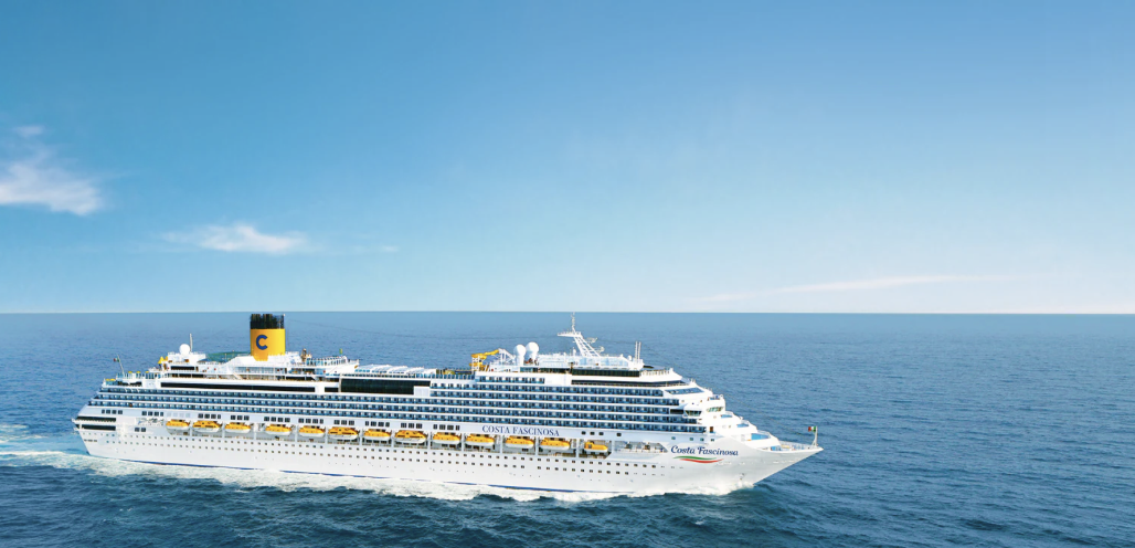 Una grande nave da crociera bianca che naviga in mare aperto con un cielo blu chiaro.