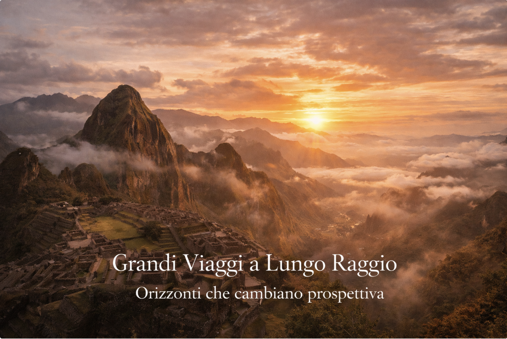 Un paesaggio montano con rovine di un sito archeologico, probabilmente Machu Picchu, con il sole che sorge dietro le montagne, circondato da nuvole e una luce calda dell'alba.