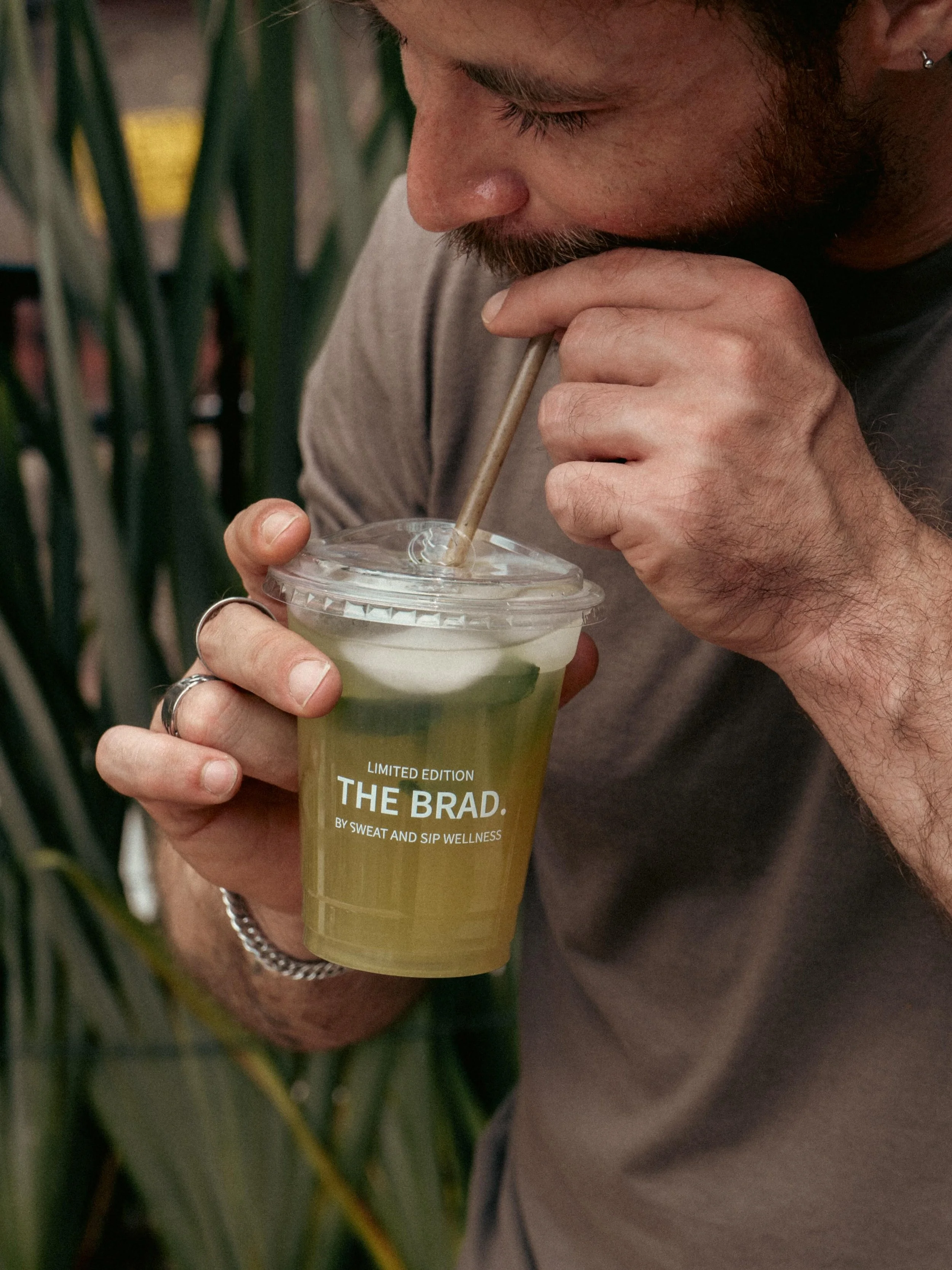 &lsquo;THE BRAD&rsquo; 🍋

Our signature collaboration with @bradterrellyoga // @clubflowsocial VOL 1 at @orchidhousecoyoacan 

A morning full of flow + hydration + fresa smoothies blended with @vidabirdman protein powder