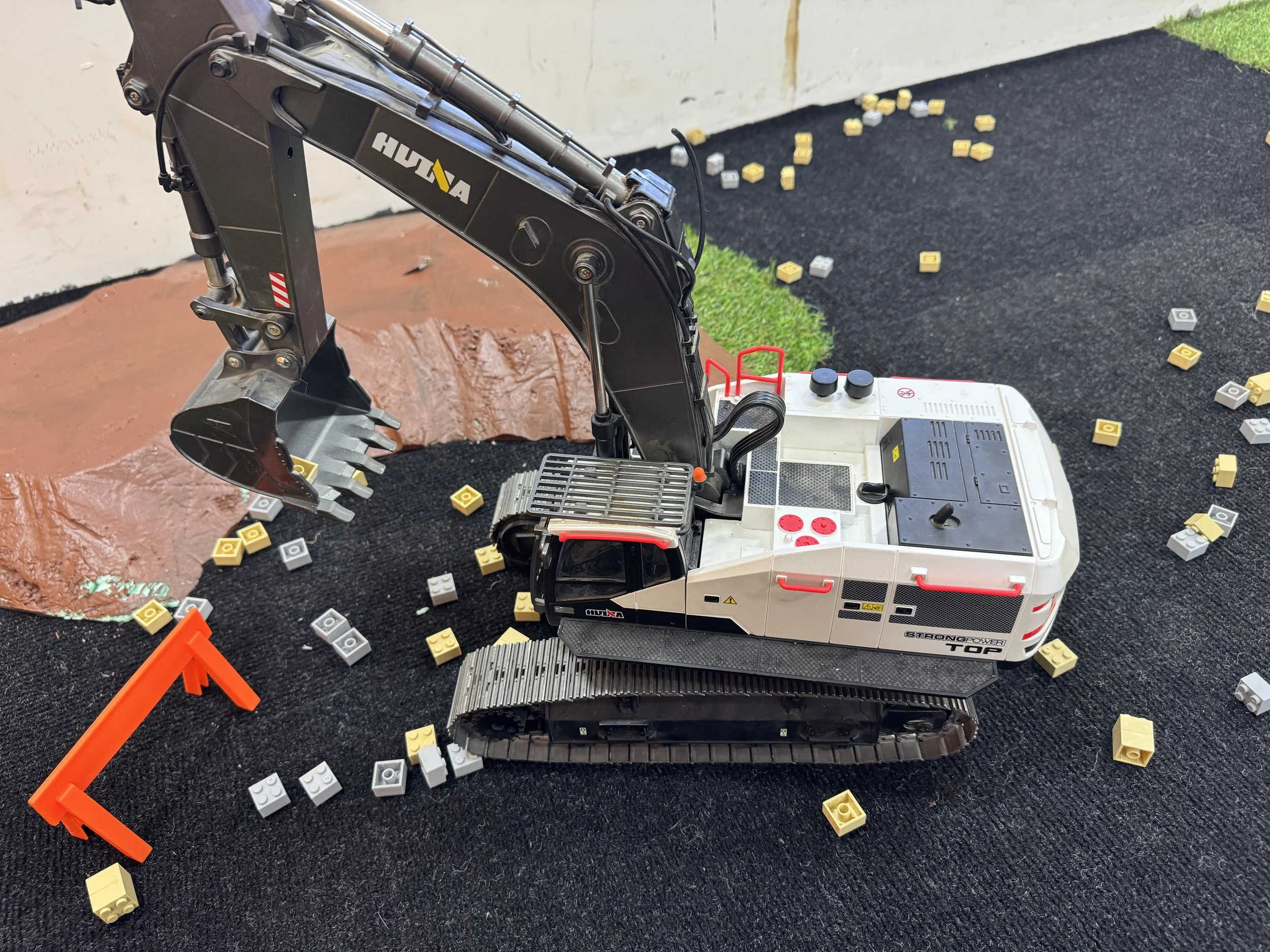 Huina Excavator 1594 (White)