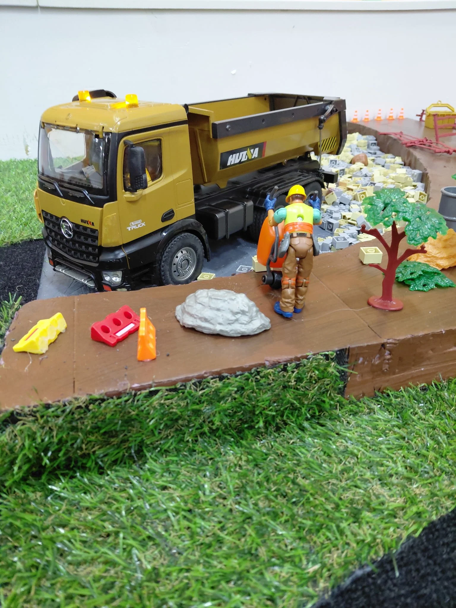 Huina Dump Truck 1573 (Large)