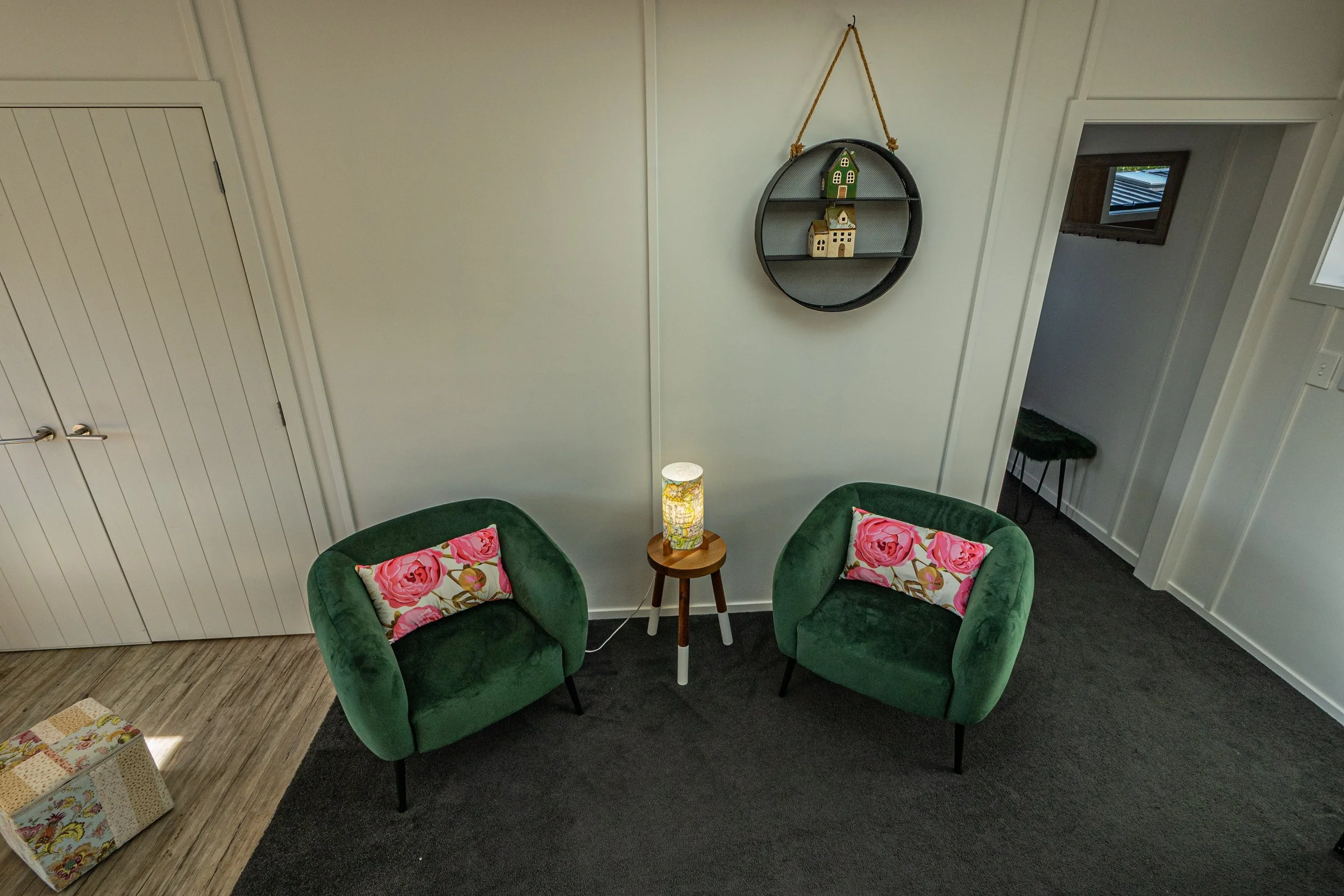 Wanaka Air BNB in a quiet cul-de-sac setting close to Wanaka Township. Alpine and mountain views. Equipped with a Nespresso coffee machine and a 10kg washing machine. Balcony and dining area. High-end luxury linen. Toaster and kettle. Wanaka.