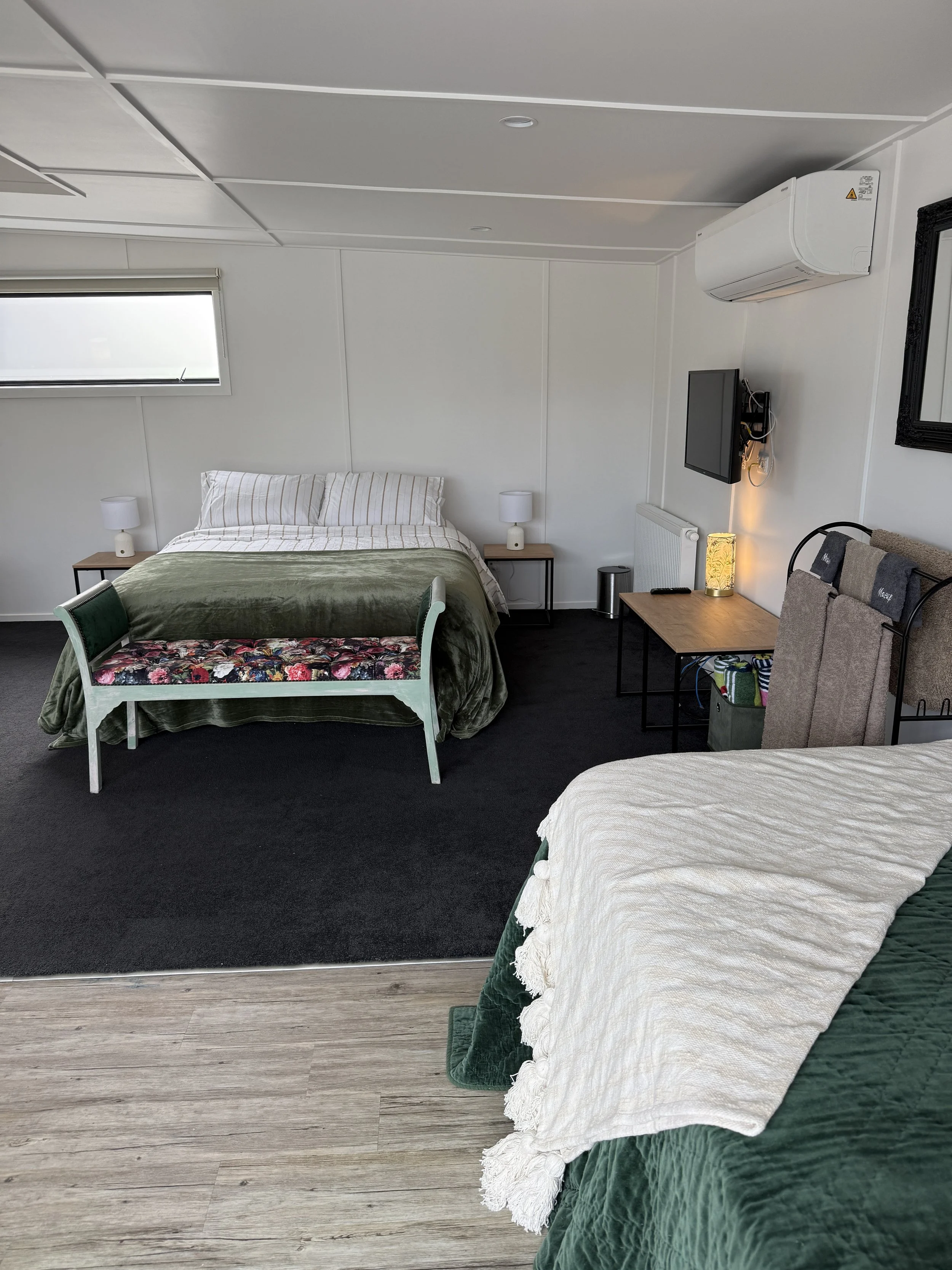 Wanaka Air BNB in a quiet cul-de-sac setting close to Wanaka Township. Alpine and mountain views. Equipped with a Nespresso coffee machine and a 10kg washing machine. Balcony and dining area. High-end luxury linen. Toaster and kettle. Wanaka.