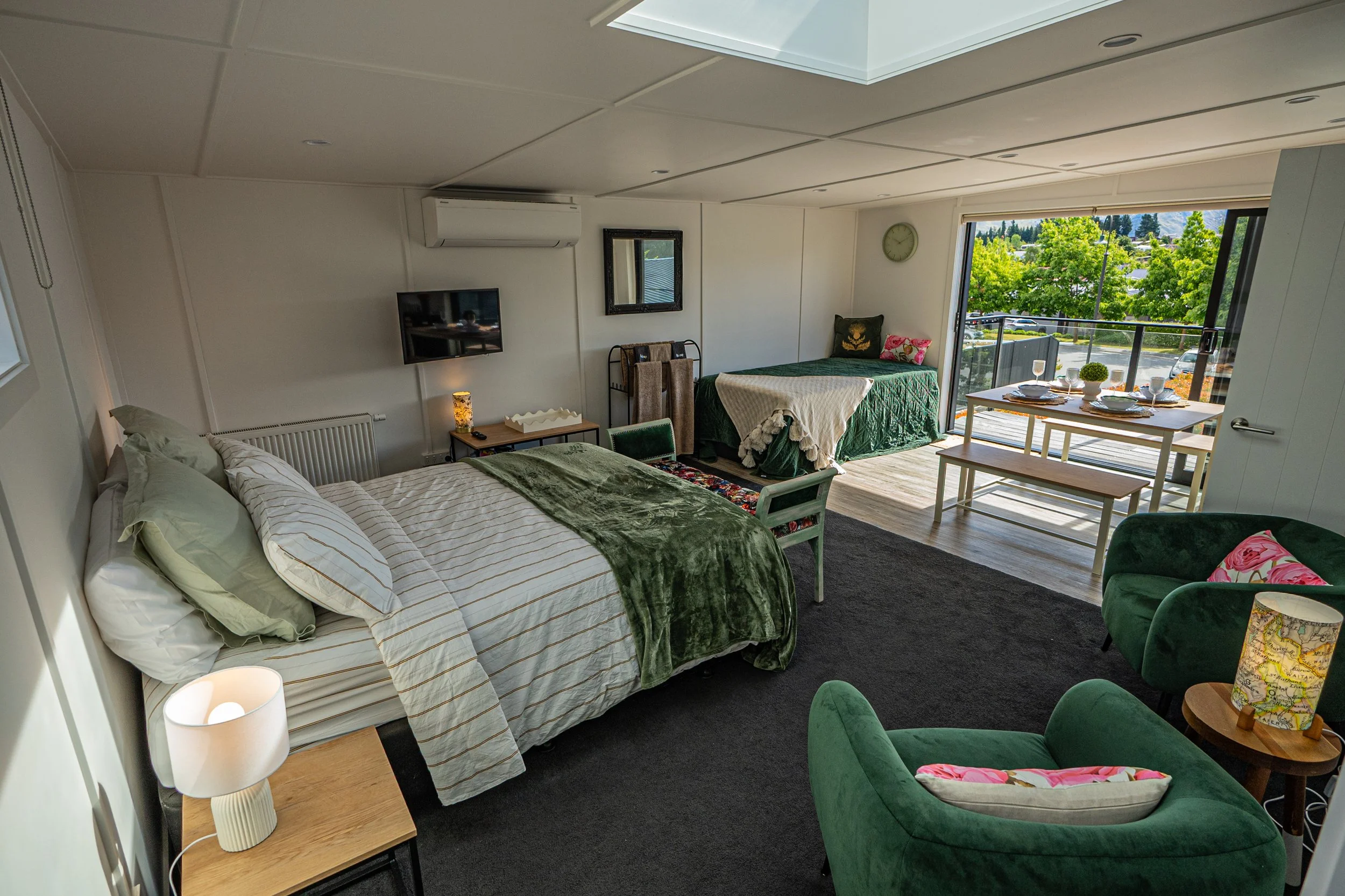 Wanaka Air BNB in a quiet cul-de-sac setting close to Wanaka Township. Alpine and mountain views. Equipped with a Nespresso coffee machine and a 10kg washing machine. Balcony and dining area. High-end luxury linen. Toaster and kettle. Wanaka.