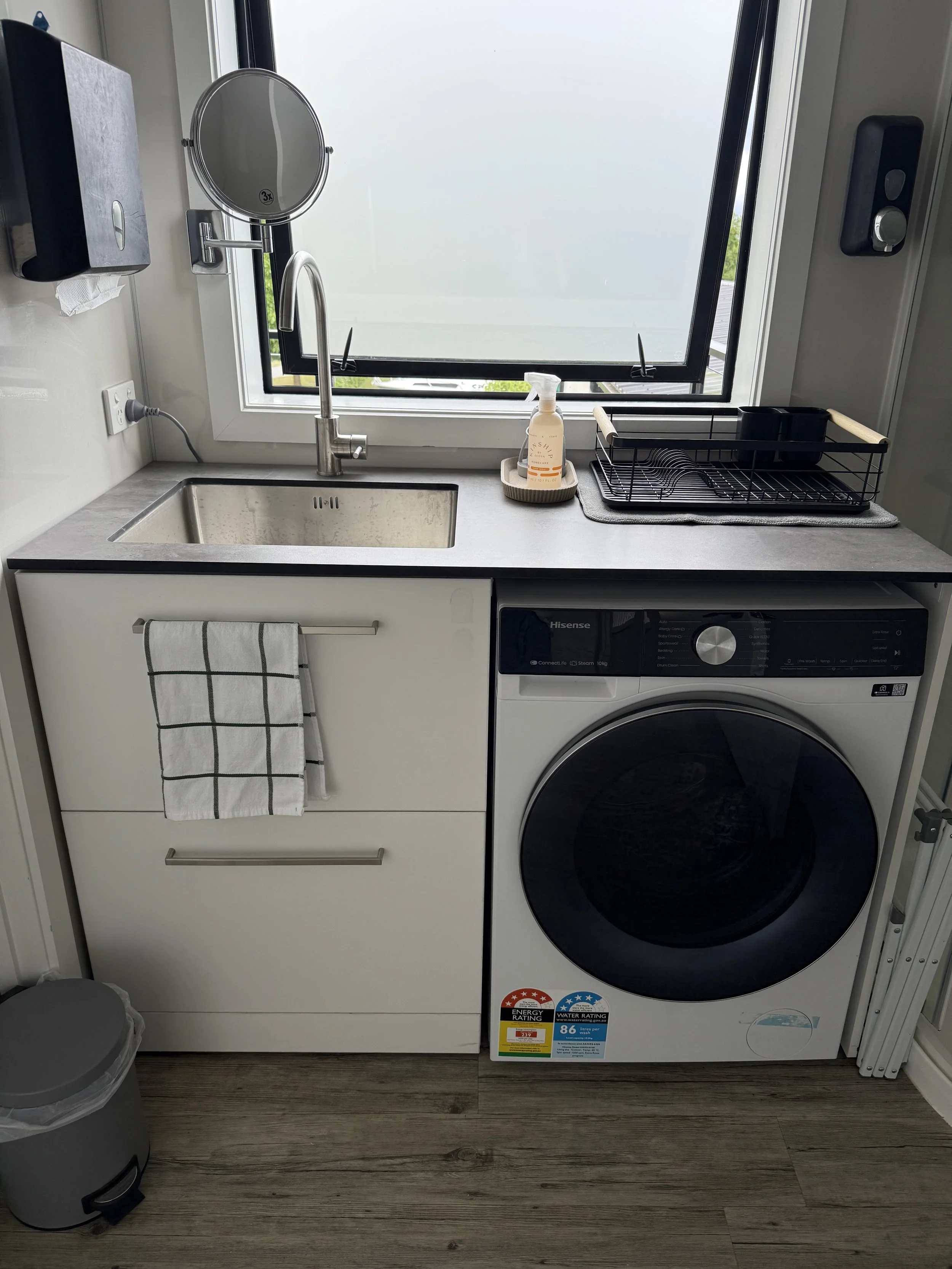 Wanaka Air BNB in a quiet cul-de-sac setting close to Wanaka Township. Alpine and mountain views. Equipped with a Nespresso coffee machine and a 10kg washing machine. Balcony and dining area. High-end luxury linen. Toaster and kettle. Wanaka.