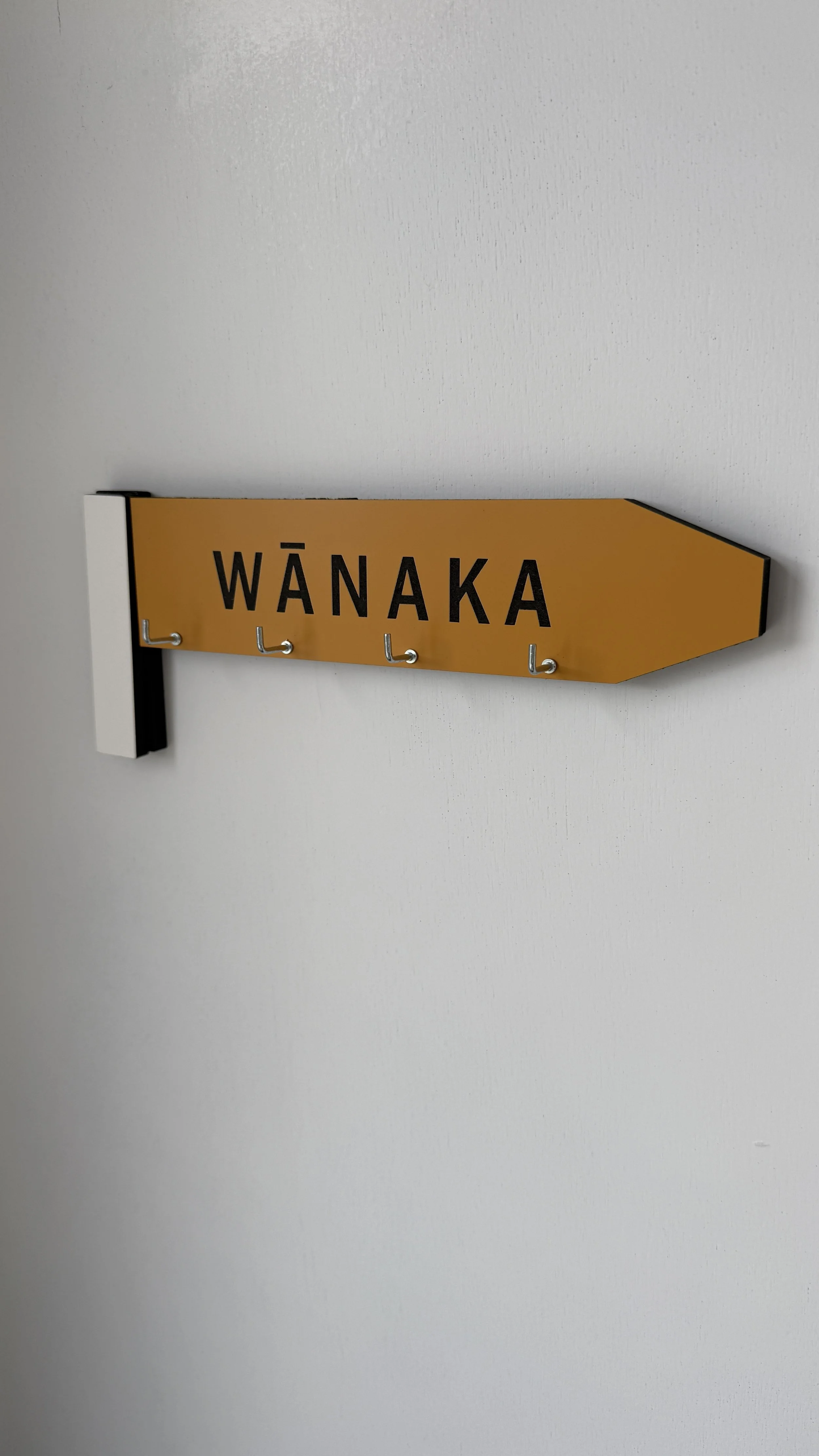 Wanaka Air BNB in a quiet cul-de-sac setting close to Wanaka Township. Alpine and mountain views. Equipped with a Nespresso coffee machine and a 10kg washing machine. Balcony and dining area. High-end luxury linen. Toaster and kettle. Wanaka.