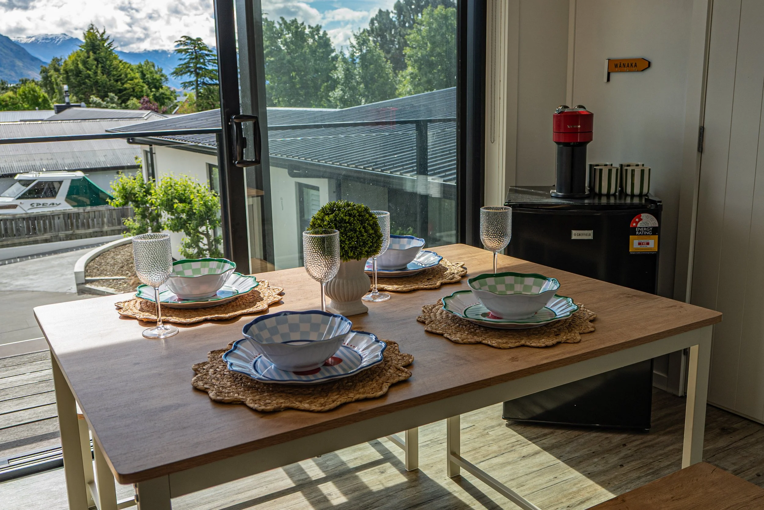 Wanaka Air BNB in a quiet cul-de-sac setting close to Wanaka Township. Alpine and mountain views. Equipped with a Nespresso coffee machine and a 10kg washing machine. Balcony and dining area. High-end luxury linen. Toaster and kettle. Wanaka.