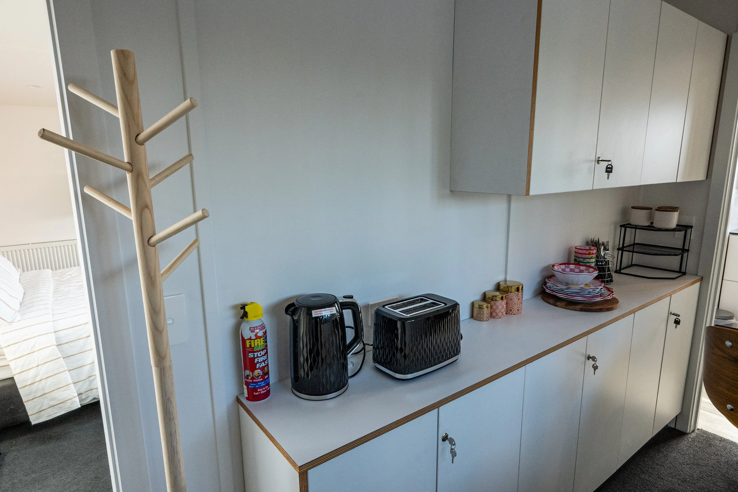 Wanaka Air BNB in a quiet cul-de-sac setting close to Wanaka Township. Alpine and mountain views. Equipped with a Nespresso coffee machine and a 10kg washing machine. Balcony and dining area. High-end luxury linen. Toaster and kettle. Wanaka.