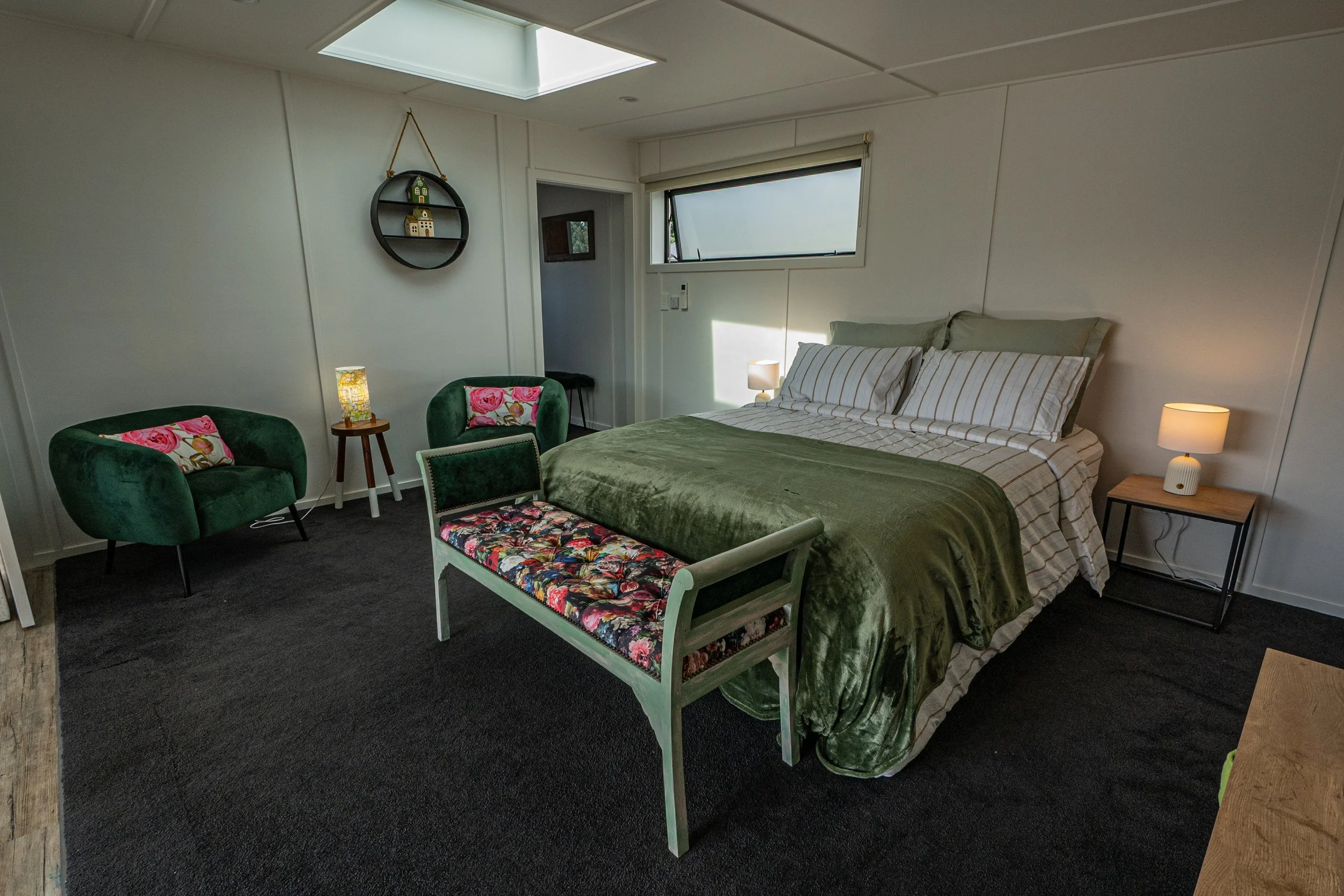 Wanaka Air BNB in a quiet cul-de-sac setting close to Wanaka Township. Alpine and mountain views. Equipped with a Nespresso coffee machine and a 10kg washing machine. Balcony and dining area. High-end luxury linen. Toaster and kettle. Wanaka.