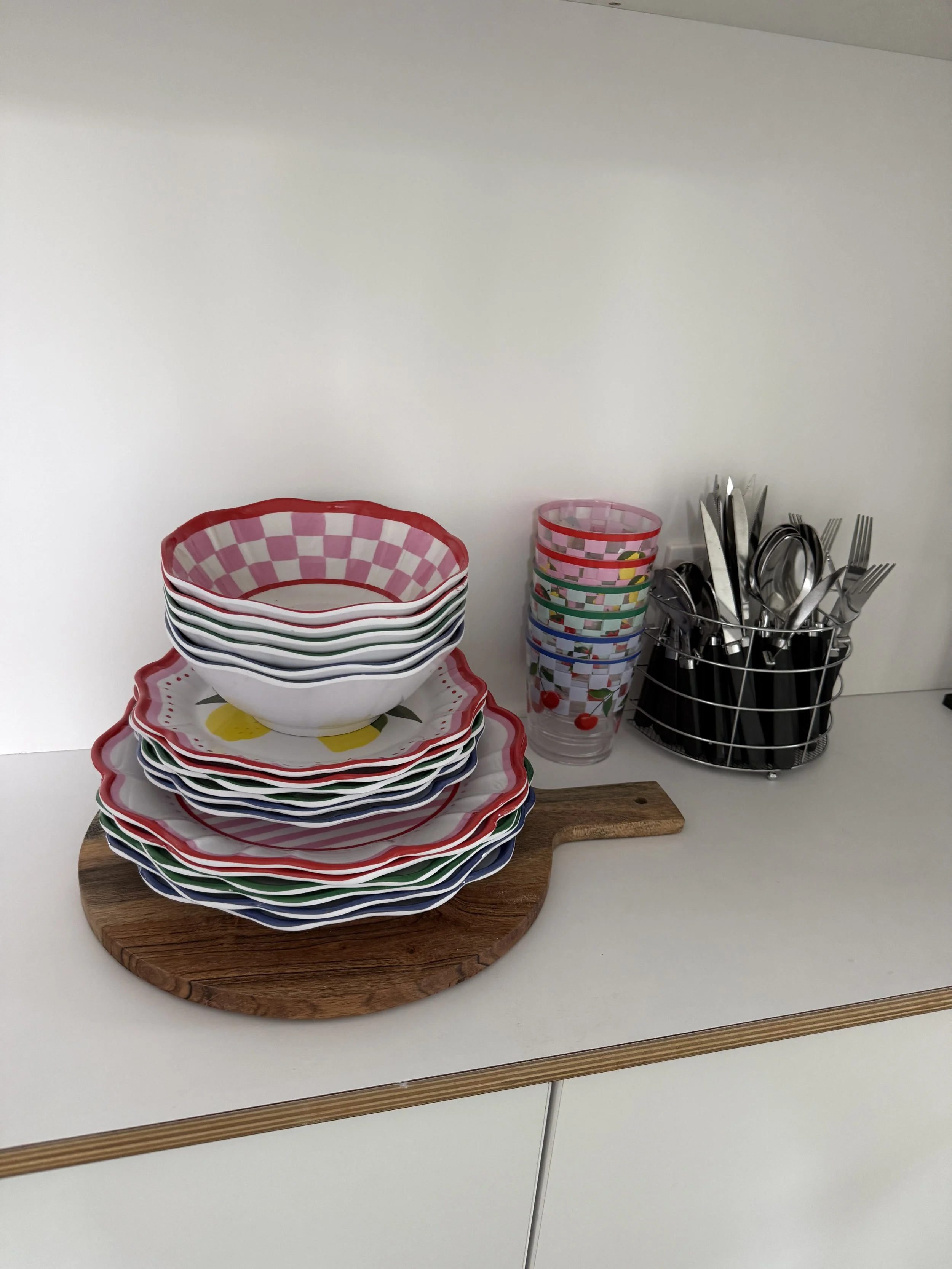 Wanaka Air BNB in a quiet cul-de-sac setting close to Wanaka Township. Alpine and mountain views. Equipped with a Nespresso coffee machine and a 10kg washing machine. Balcony and dining area. High-end luxury linen. Toaster and kettle. Wanaka.