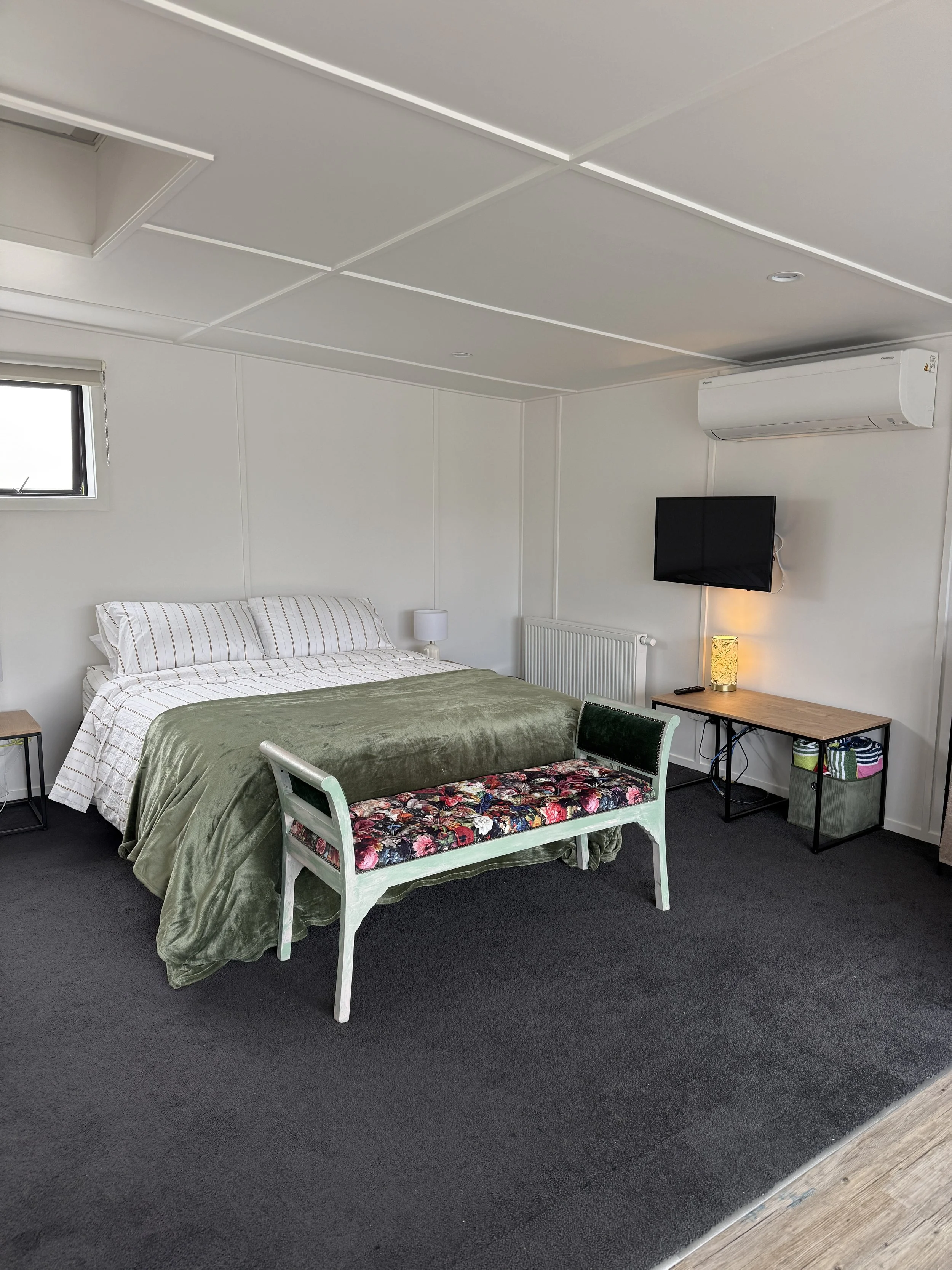 Wanaka Air BNB in a quiet cul-de-sac setting close to Wanaka Township. Alpine and mountain views. Equipped with a Nespresso coffee machine and a 10kg washing machine. Balcony and dining area. High-end luxury linen. Toaster and kettle. Wanaka.