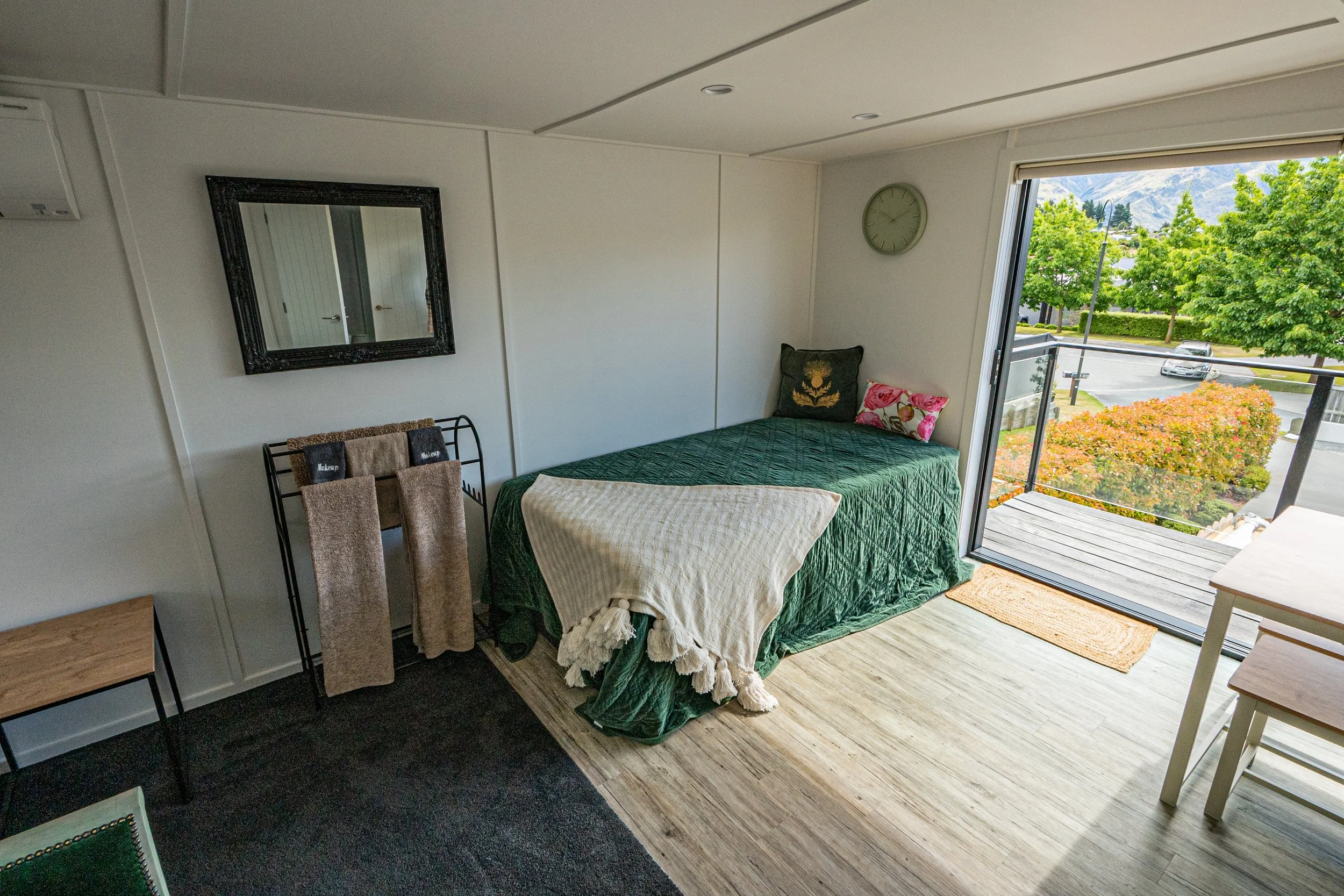 Wanaka Air BNB in a quiet cul-de-sac setting close to Wanaka Township. Alpine and mountain views. Equipped with a Nespresso coffee machine and a 10kg washing machine. Balcony and dining area. High-end luxury linen. Toaster and kettle. Wanaka.