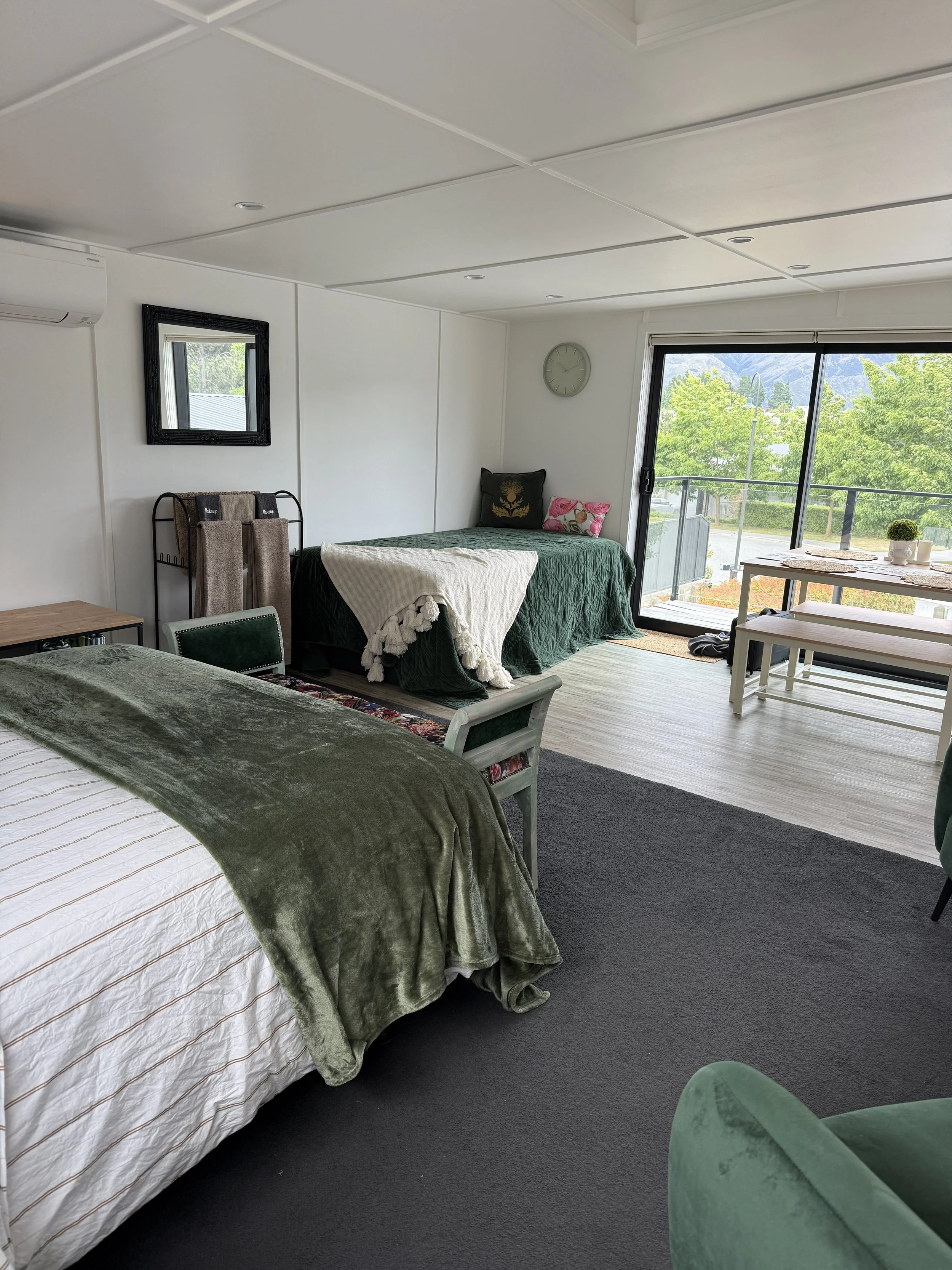Wanaka Air BNB in a quiet cul-de-sac setting close to Wanaka Township. Alpine and mountain views. Equipped with a Nespresso coffee machine and a 10kg washing machine. Balcony and dining area. High-end luxury linen. Toaster and kettle. Wanaka.