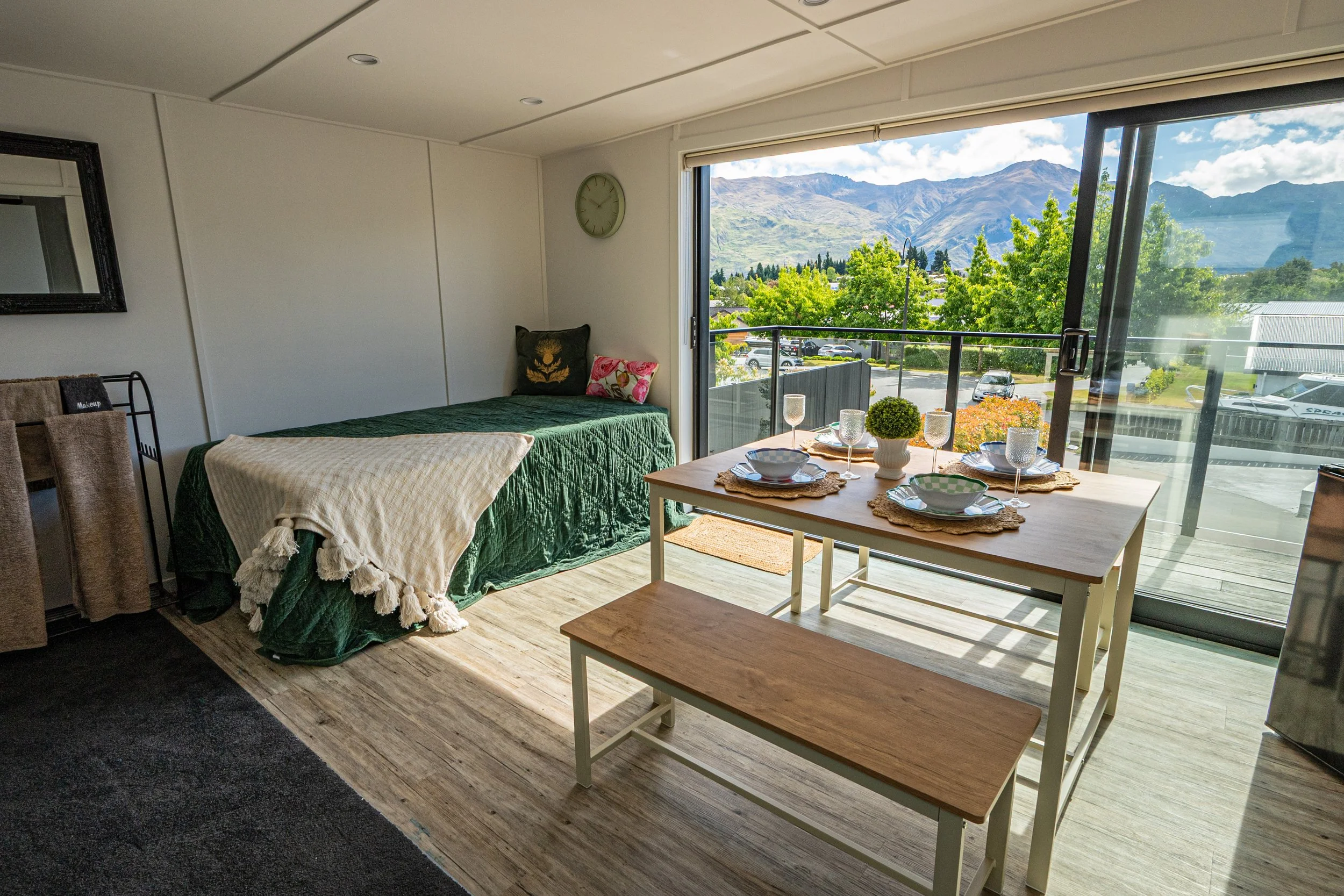 Wanaka Air BNB in a quiet cul-de-sac setting close to Wanaka Township. Alpine and mountain views. Equipped with a Nespresso coffee machine and a 10kg washing machine. Balcony and dining area. High-end luxury linen. Toaster and kettle. Wanaka.