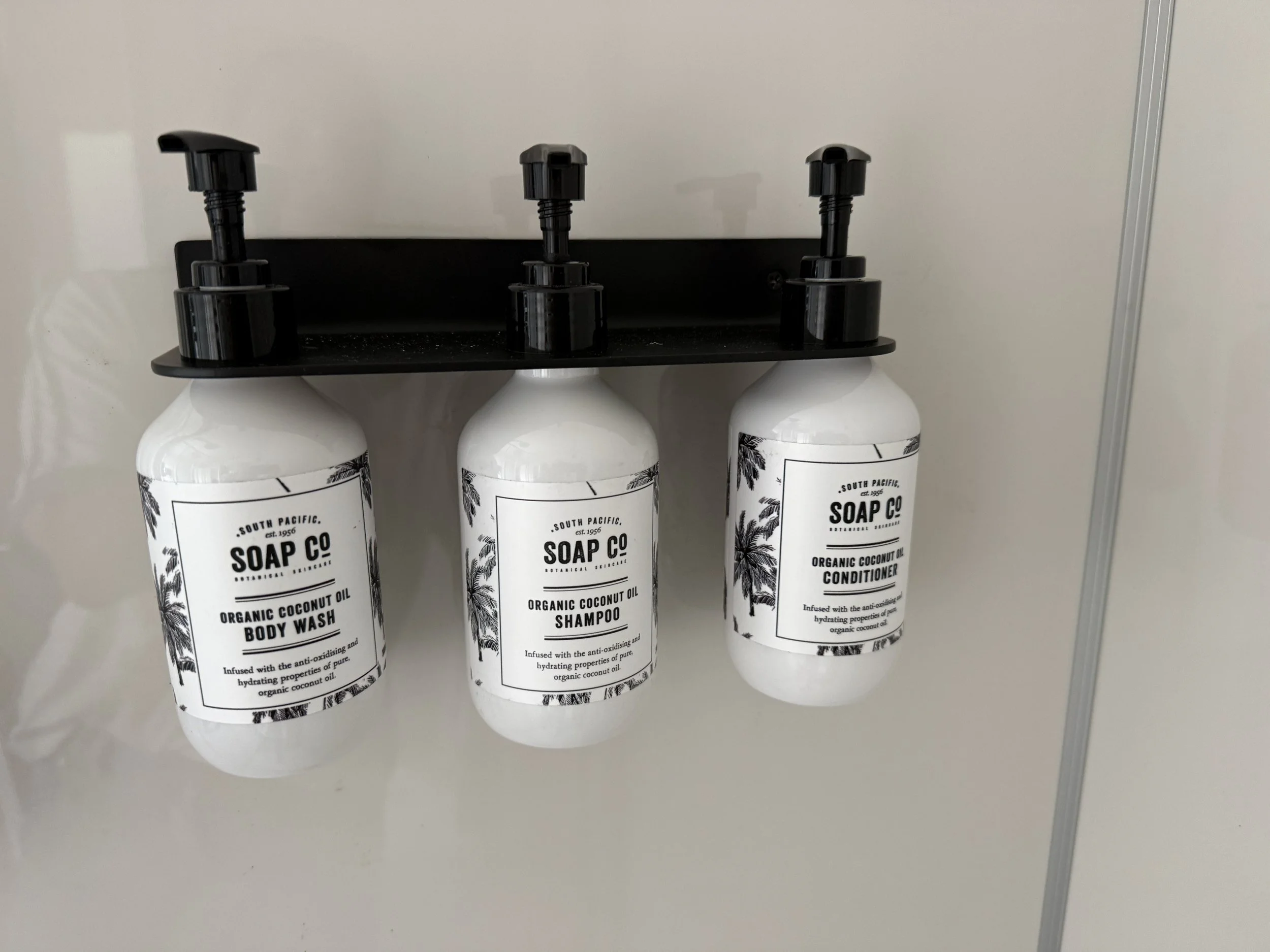 Wanaka Air BNB in a quiet cul-de-sac setting close to Wanaka Township. Alpine and mountain views. Equipped with a Nespresso coffee machine and a 10kg washing machine. Balcony and dining area. High-end luxury linen. Toaster and kettle. Wanaka.