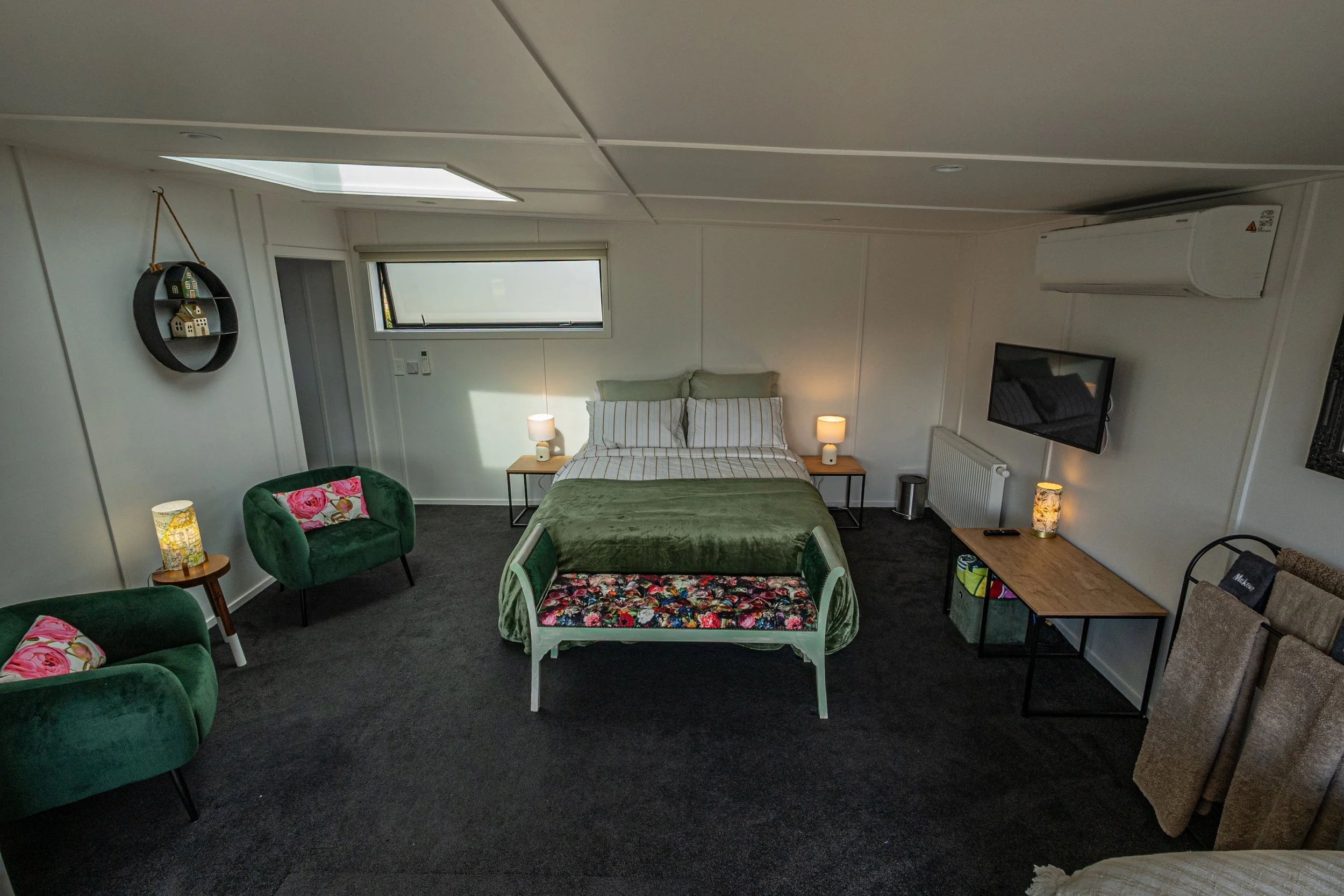 Wanaka Air BNB in a quiet cul-de-sac setting close to Wanaka Township. Alpine and mountain views. Equipped with a Nespresso coffee machine and a 10kg washing machine. Balcony and dining area. High-end luxury linen. Toaster and kettle. Wanaka.