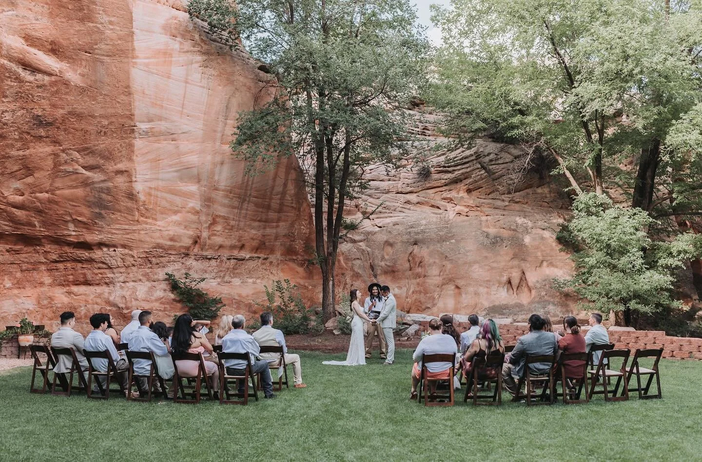 I'm still reeling from the love and magic of this perfect pair! Their venue was a real showstopper, with a view that leaves you speechless 
.
.
.
#sindymagphotography #stgeorge #stgeorgeutah #stgeorgephotographer #stgeorgeweddings #stgeorgeweddingpho