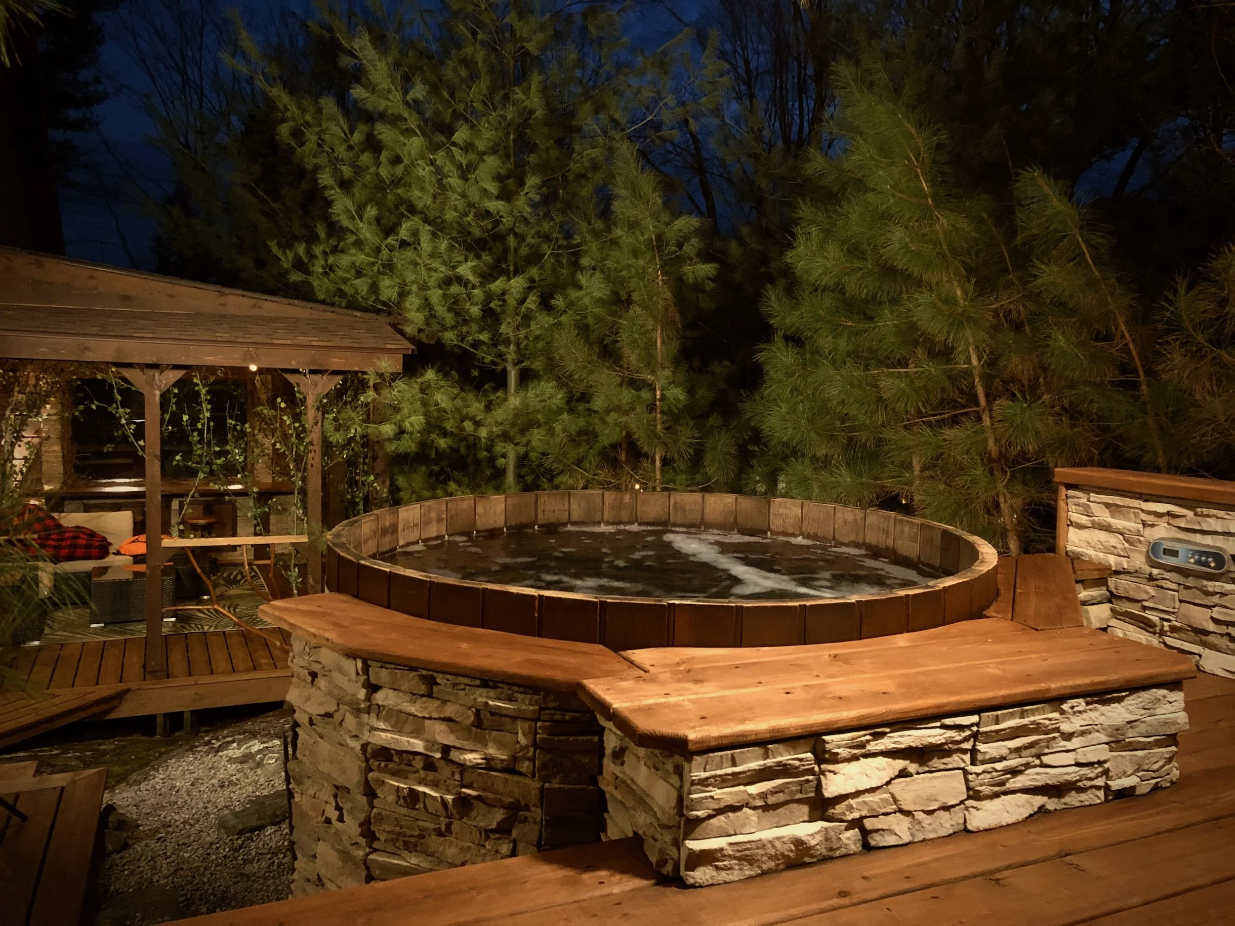 Cedar hot tub at the Romantic Black River Retreat couples resort