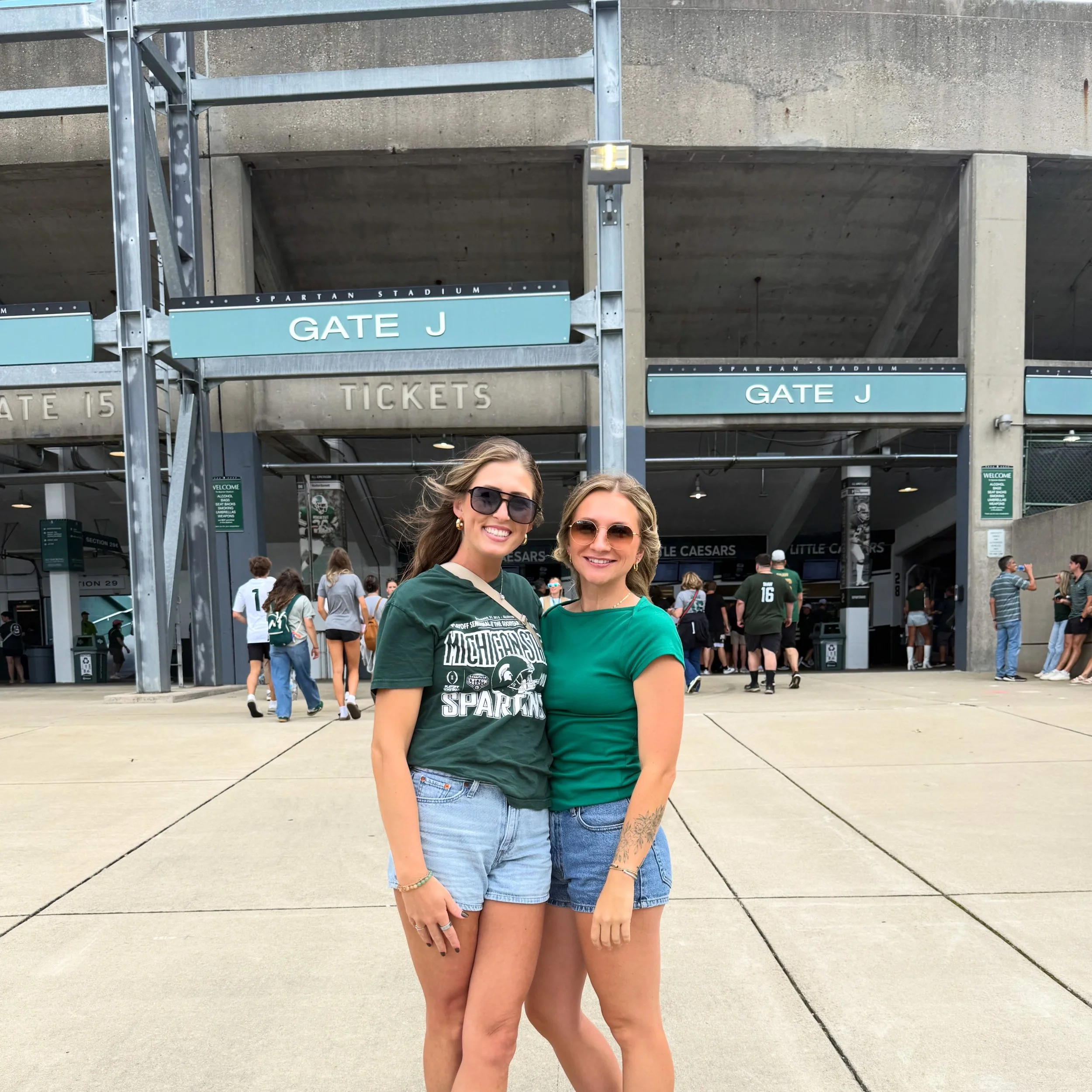 Traded showings for sidelines this weekend! 

Go Green!

THANK YOU @mycityhomeloans.gr for the sweet seats 🤩