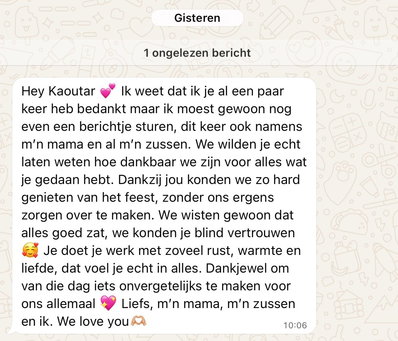 Een WhatsApp-bericht in het Nederlands, uitgelezen bericht over dankbaarheid en liefde van een moeder aan haar kind, met emojis van hartjes, kusjes, en knuffels.