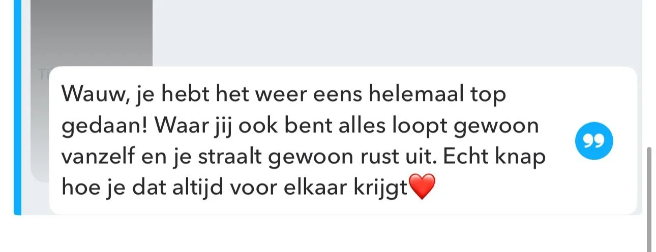 Een chatbericht met een compliment over het dragen van een toppie en de rust uitstraalt, inclusief een hart-emoji.