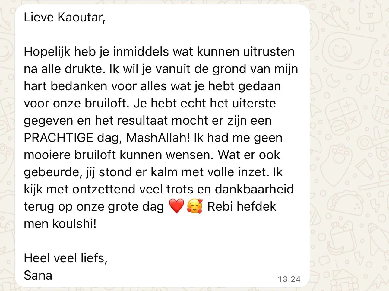 Een digitale afbeelding van een WhatsApp-bericht in het Nederlands, met een witte achtergrond en een lichte, grijze patroon op de rechterkant. Het bericht bevat een bedankbrief van Sana aan Kaoutar, met emoji's zoals een hart en een knuffel.