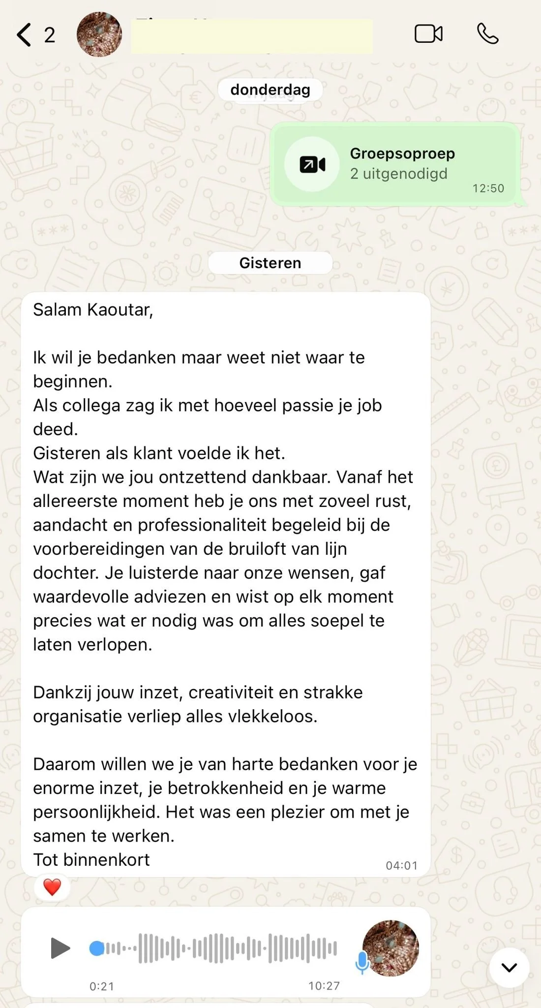 Screenshot van een chatgesprek waarin een bedankbrief te zien is gericht aan Kaoutar, waarin waardering wordt uitgedrukt voor haar inzet, creativiteit en professionaliteit bij het organiseren van een bruiloft, inclusief een foto, een spraakbericht en